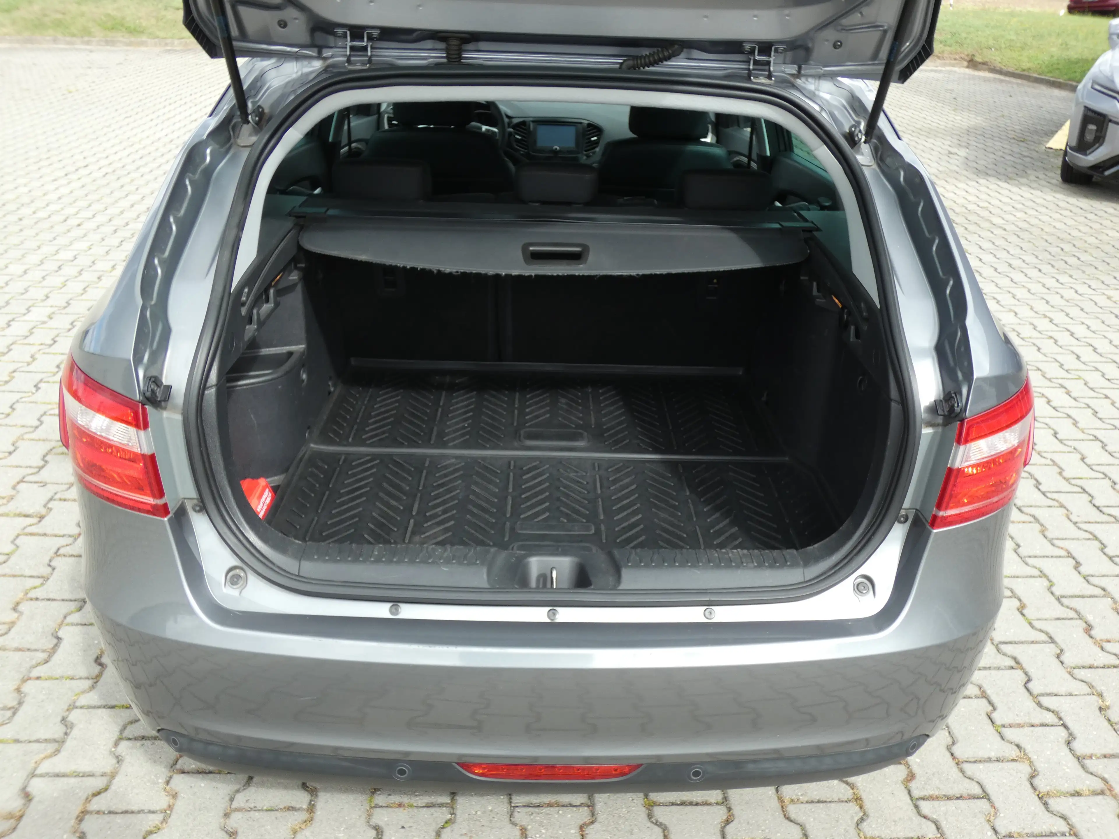 Lada Vesta SW 1,6 Luxus Automatik, Navi, PDC, Alu 16", TÜV — photo 6