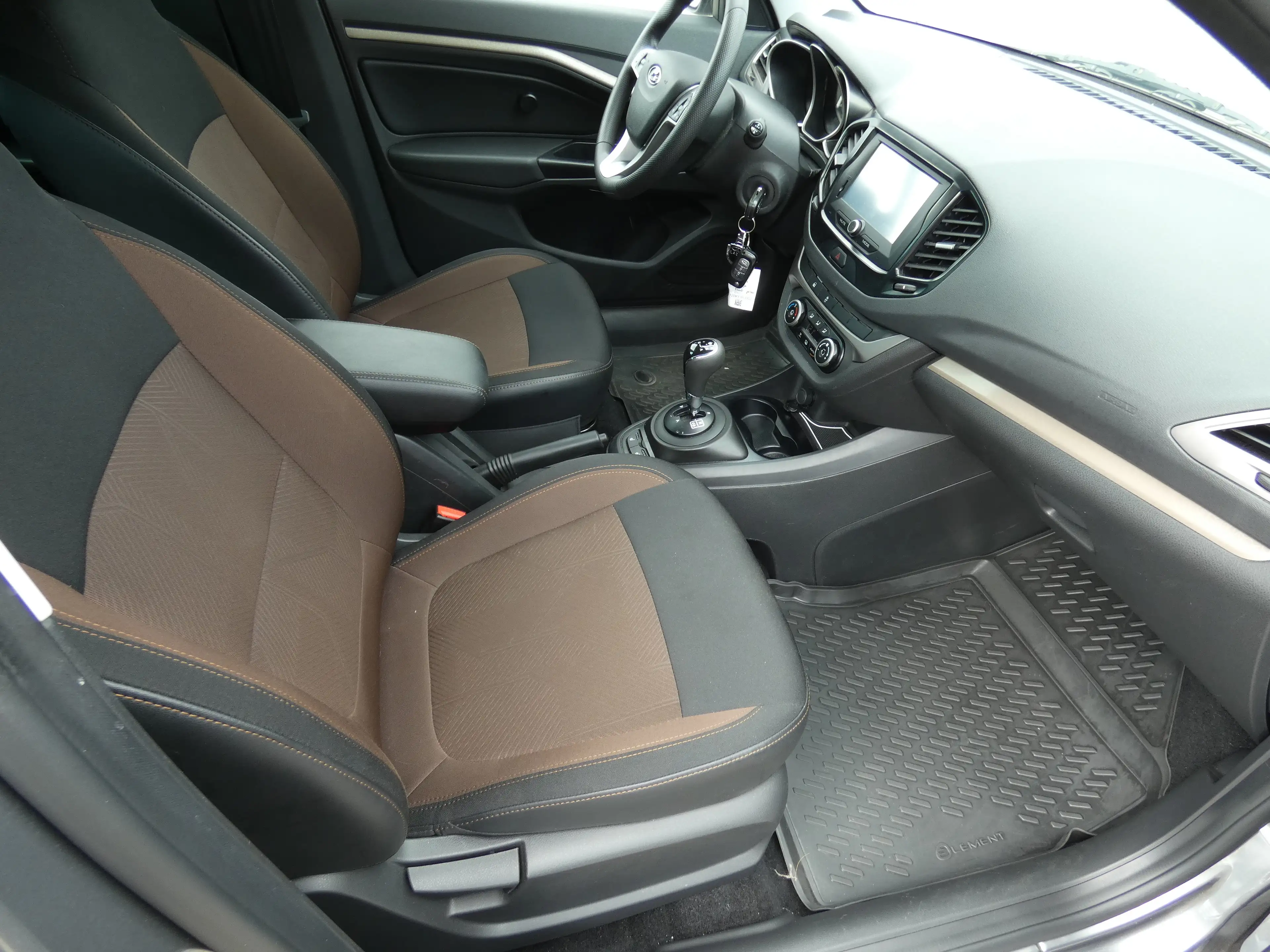 Lada Vesta SW 1,6 Luxus Automatik, Navi, PDC, Alu 16", TÜV — photo 14