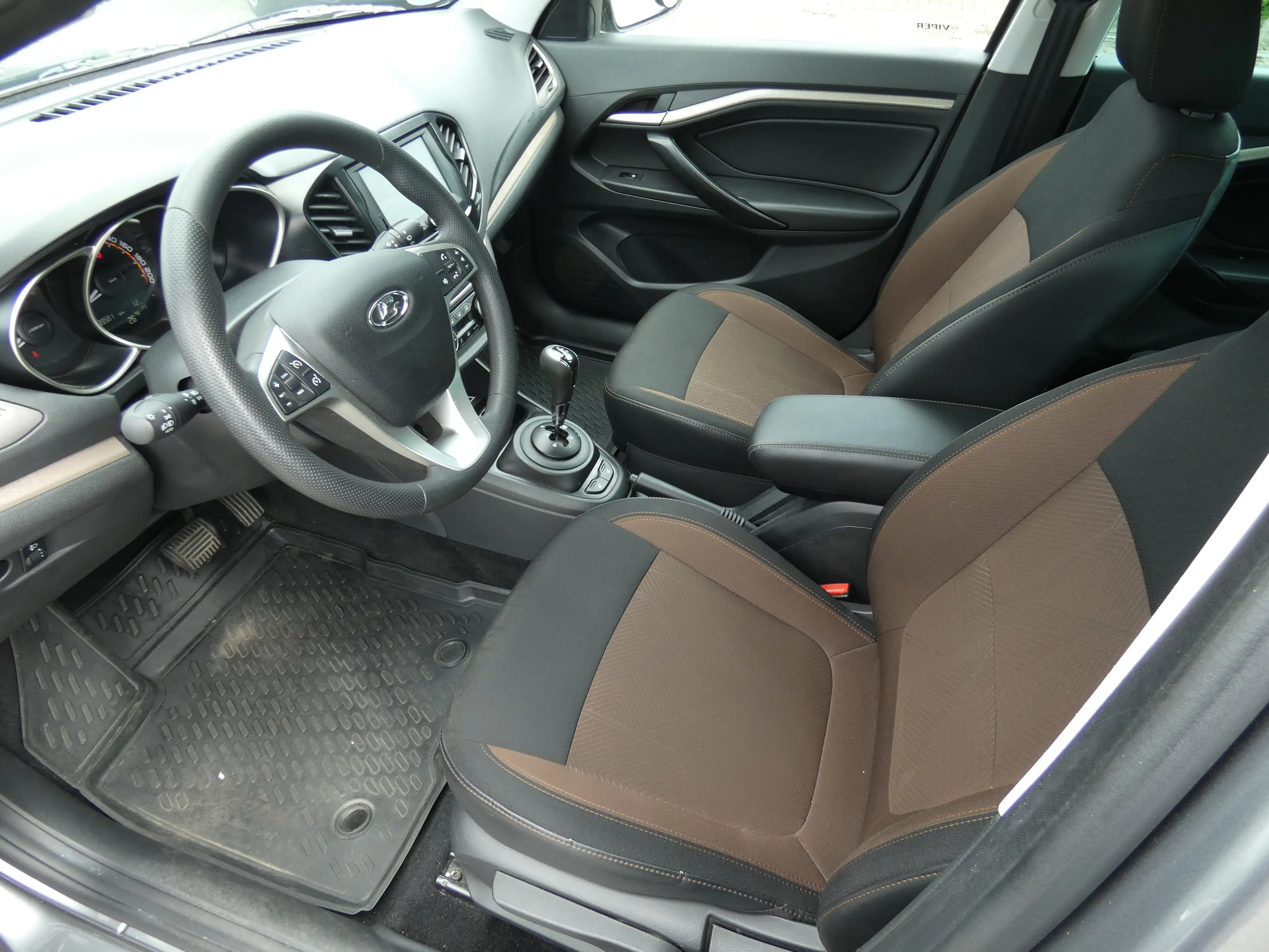 Lada Vesta SW 1,6 Luxus Automatik, Navi, PDC, Alu 16", TÜV — photo 8