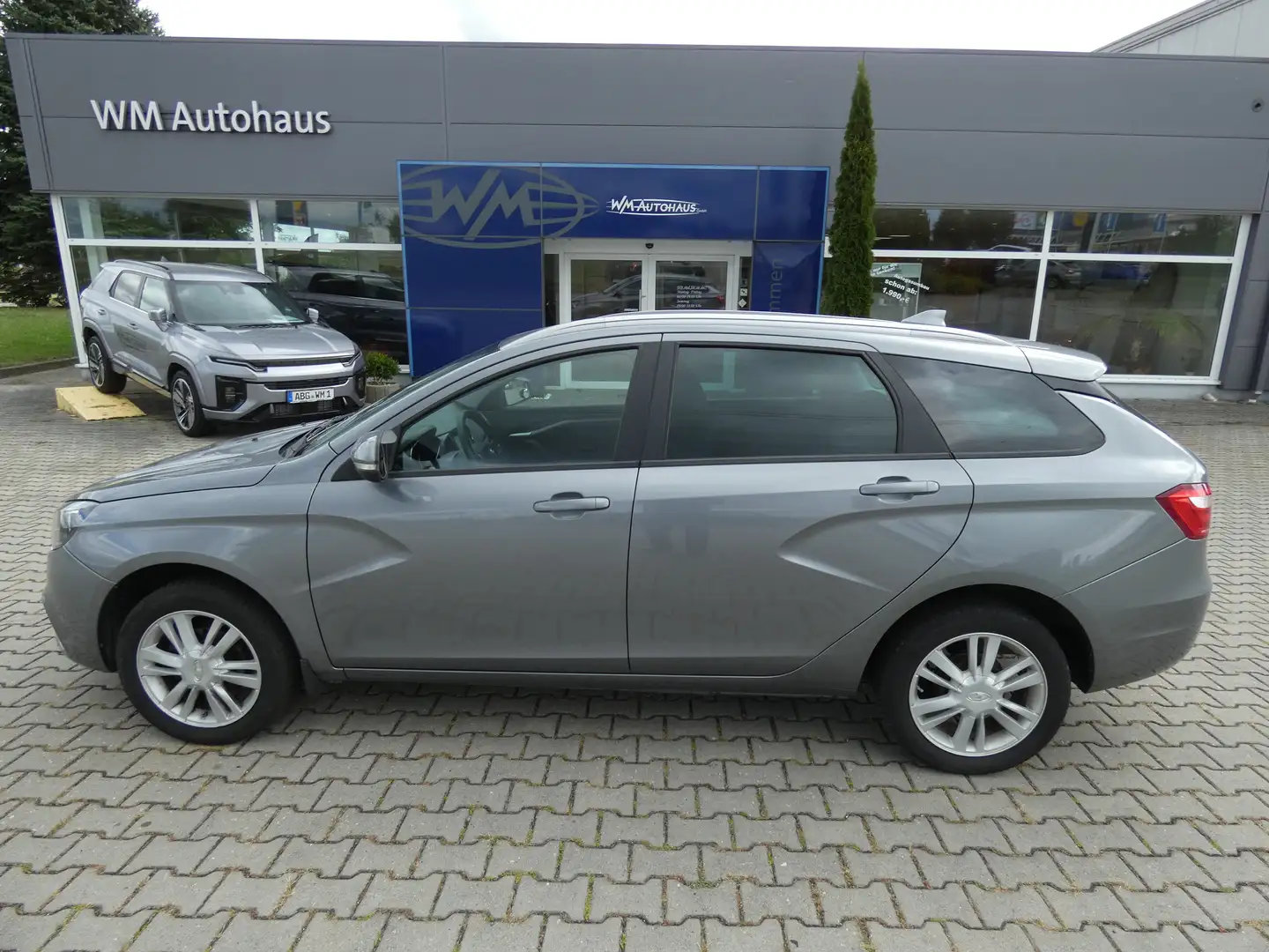 Lada Vesta SW 1,6 Luxus Automatik, Navi, PDC, Alu 16", TÜV Grau - 2