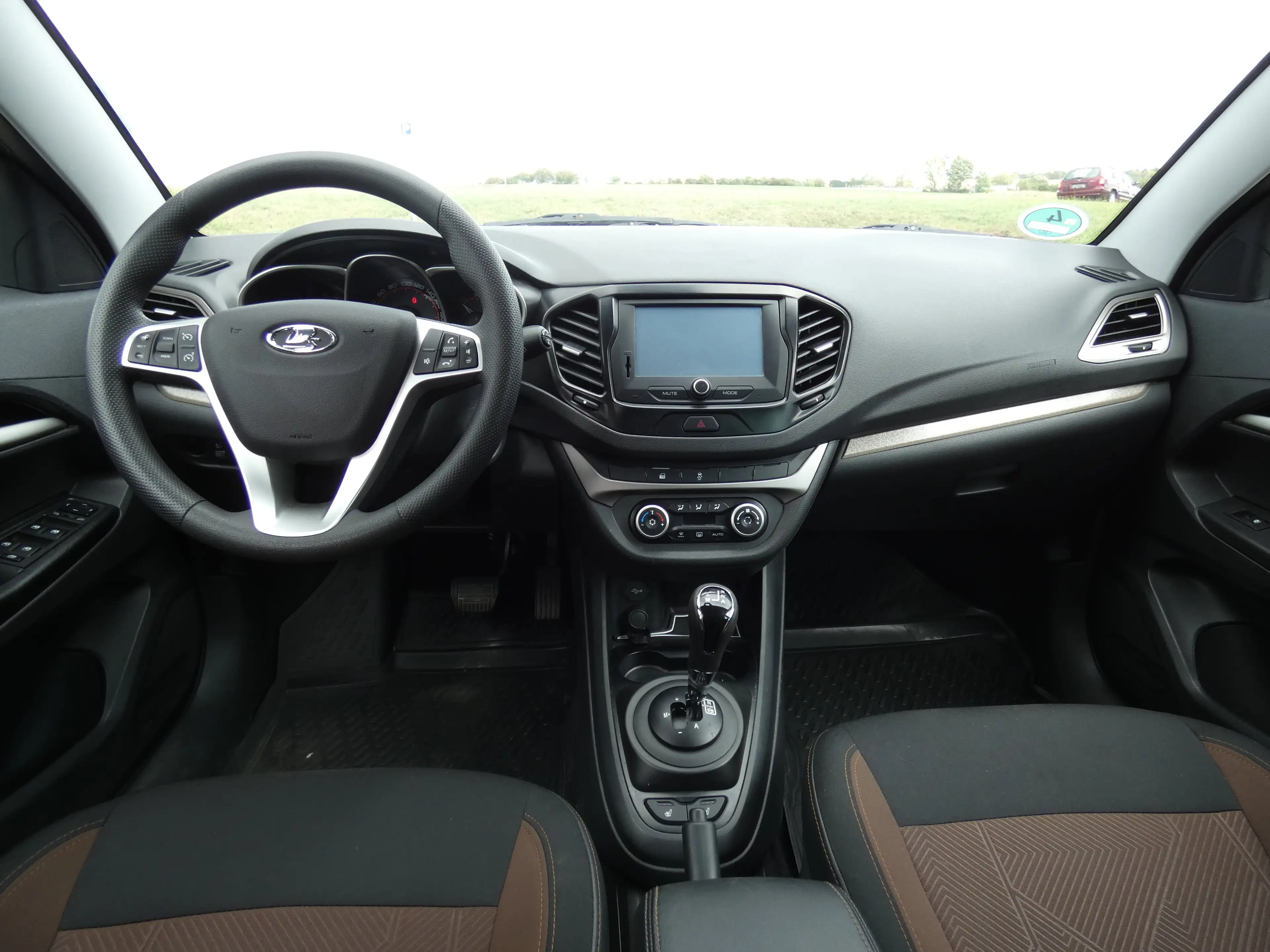 Lada Vesta SW 1,6 Luxus Automatik, Navi, PDC, Alu 16", TÜV — photo 9