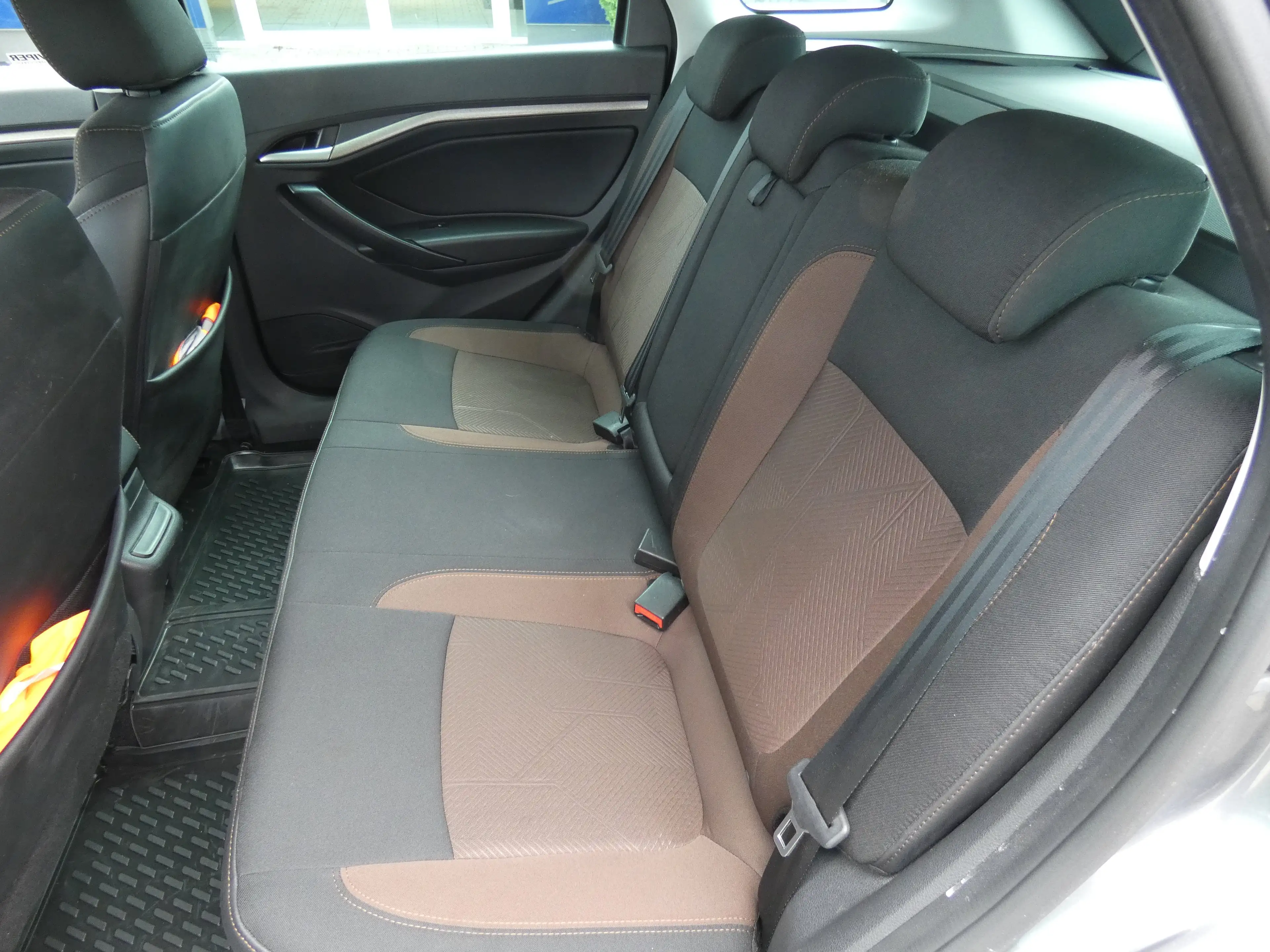 Lada Vesta SW 1,6 Luxus Automatik, Navi, PDC, Alu 16", TÜV — photo 7