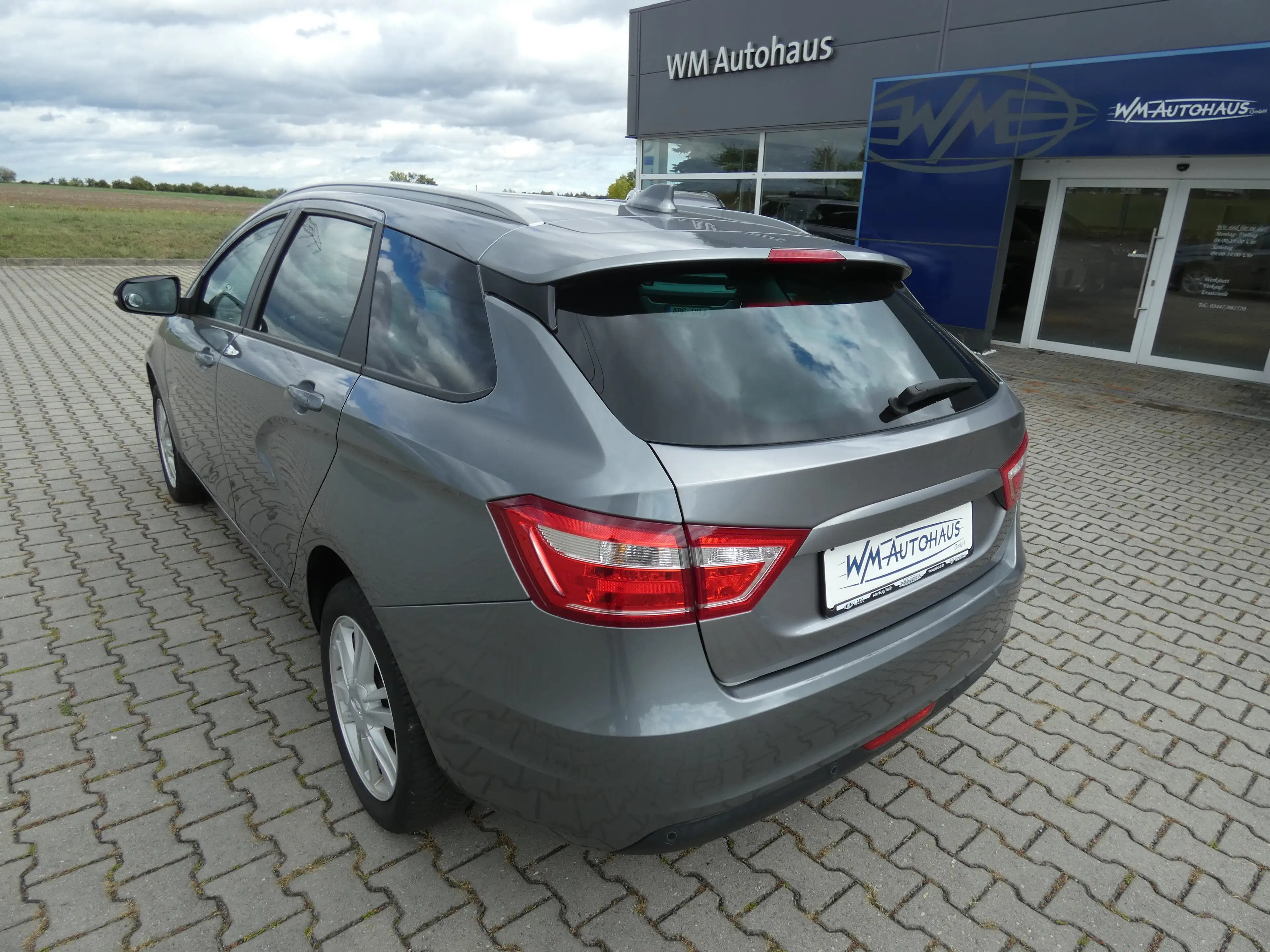 Lada Vesta SW 1,6 Luxus Automatik, Navi, PDC, Alu 16", TÜV — photo 3