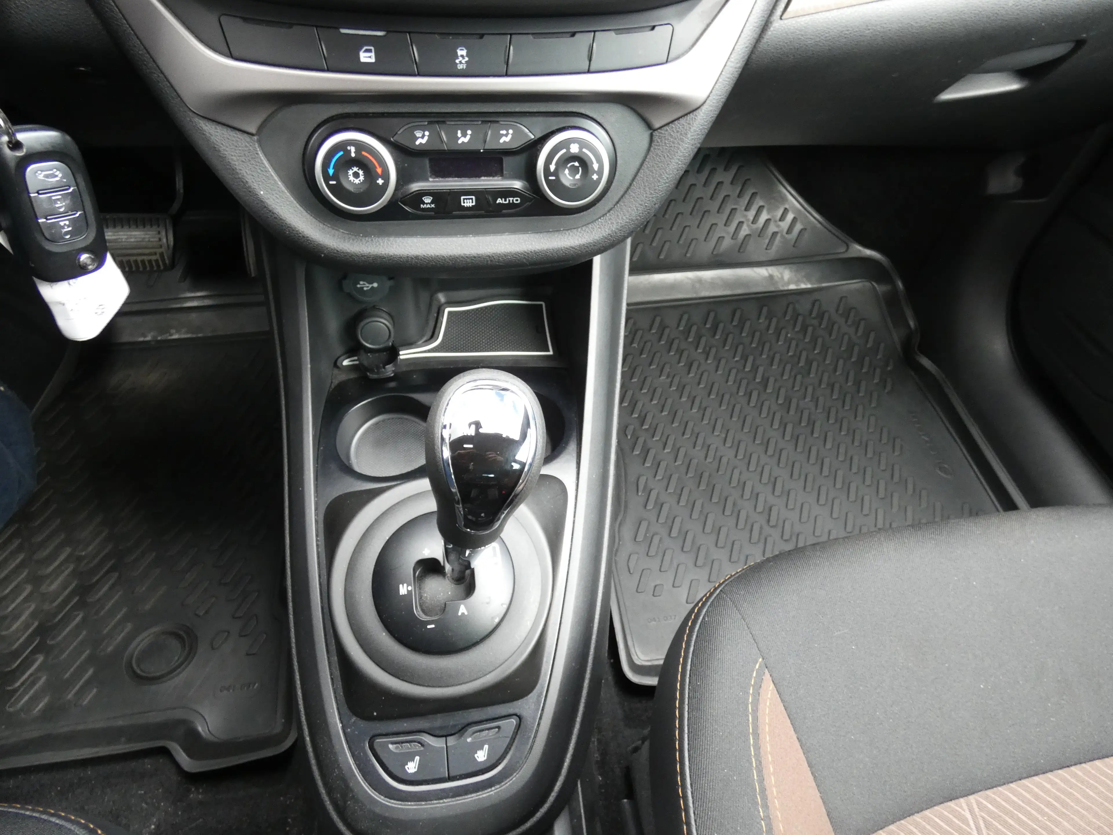 Lada Vesta SW 1,6 Luxus Automatik, Navi, PDC, Alu 16", TÜV — photo 12