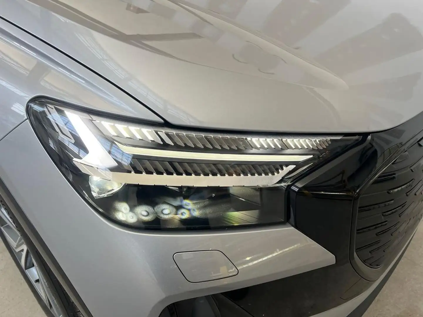 Audi Q4 e-tron Sportback 45 S line edition Stříbrná - 2