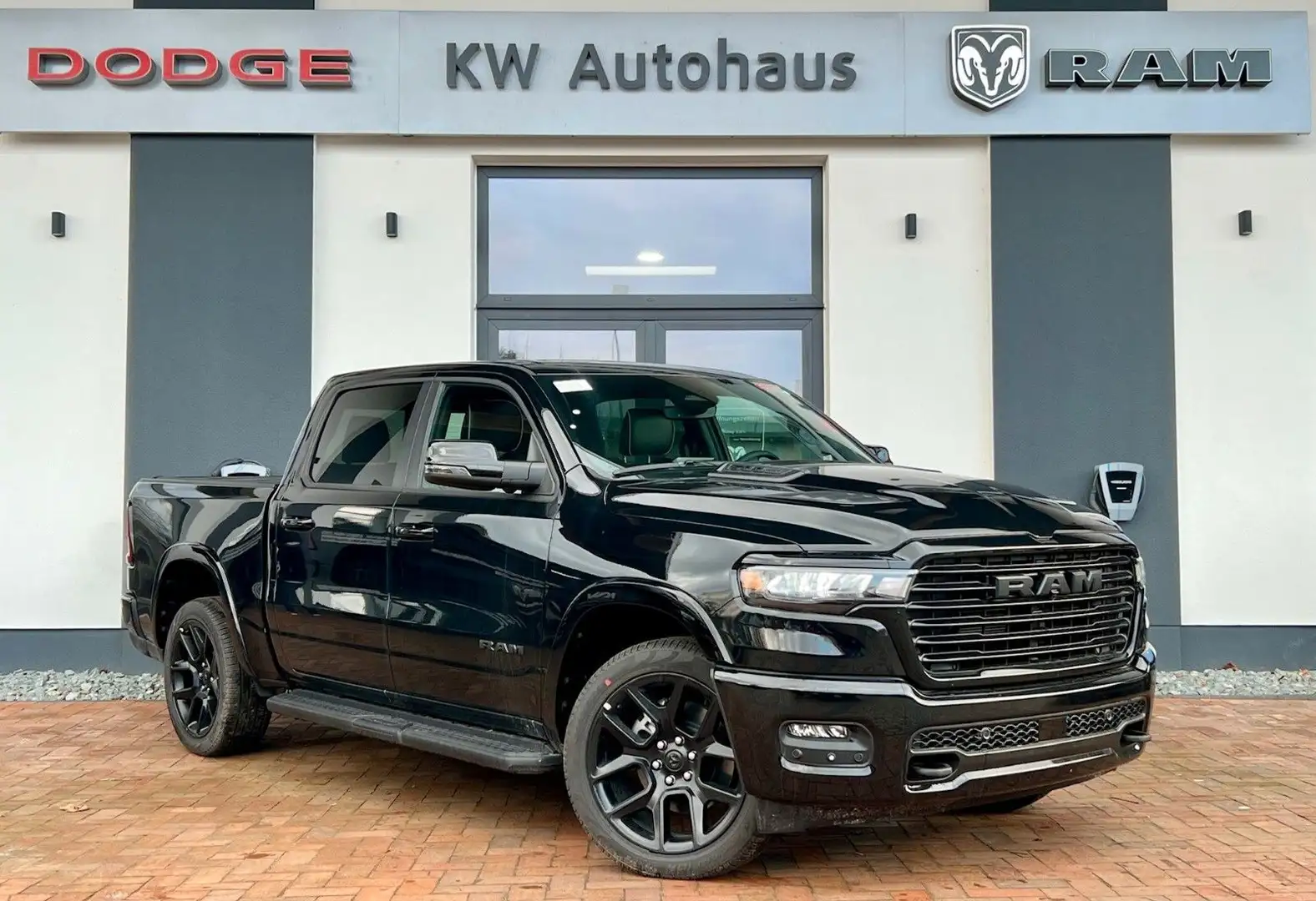 Dodge RAM 1500 Laramie Night MY25 AHK ACC Noir - 1