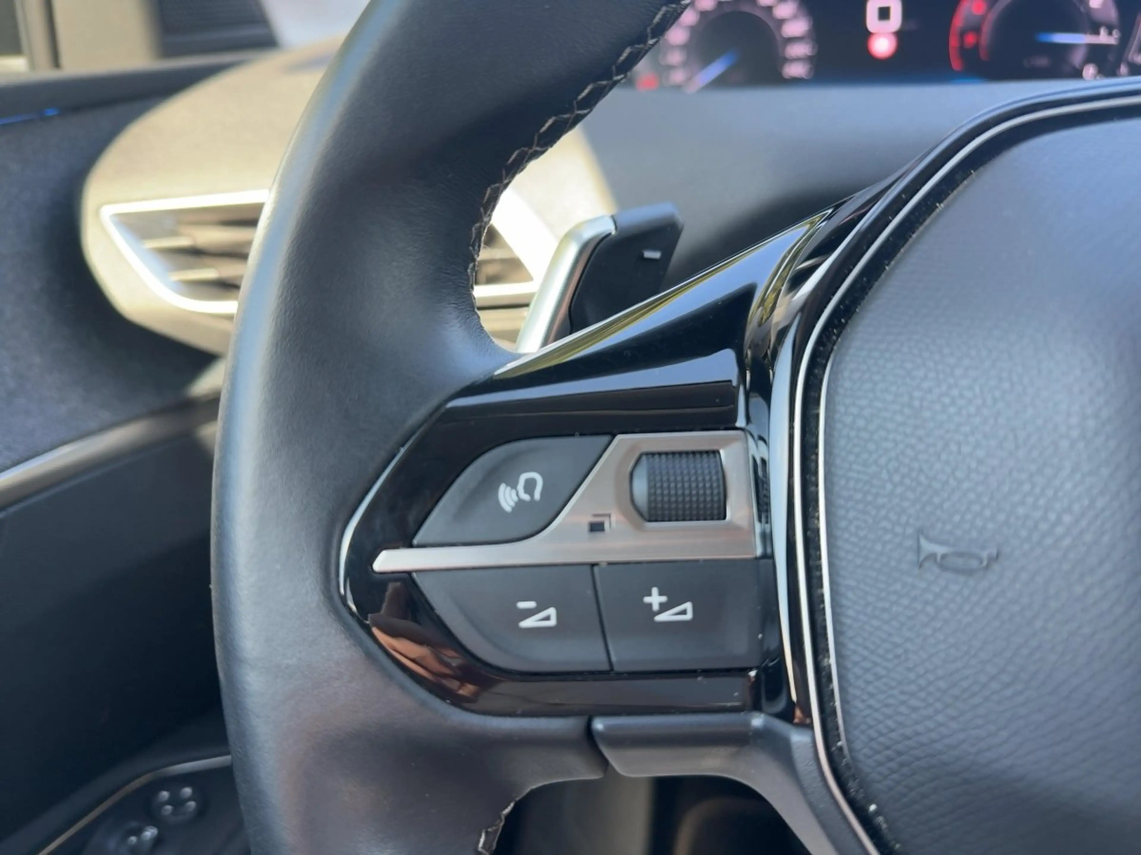 Peugeot 3008 1.2 PureTech 130 Allure Pack Kamera Navi — photo 13