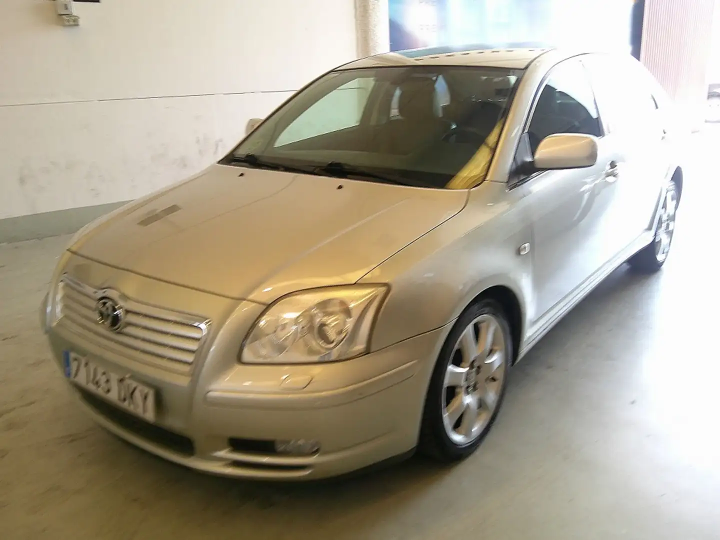 Toyota Avensis 2.0 VVT-i Executive Gris - 1