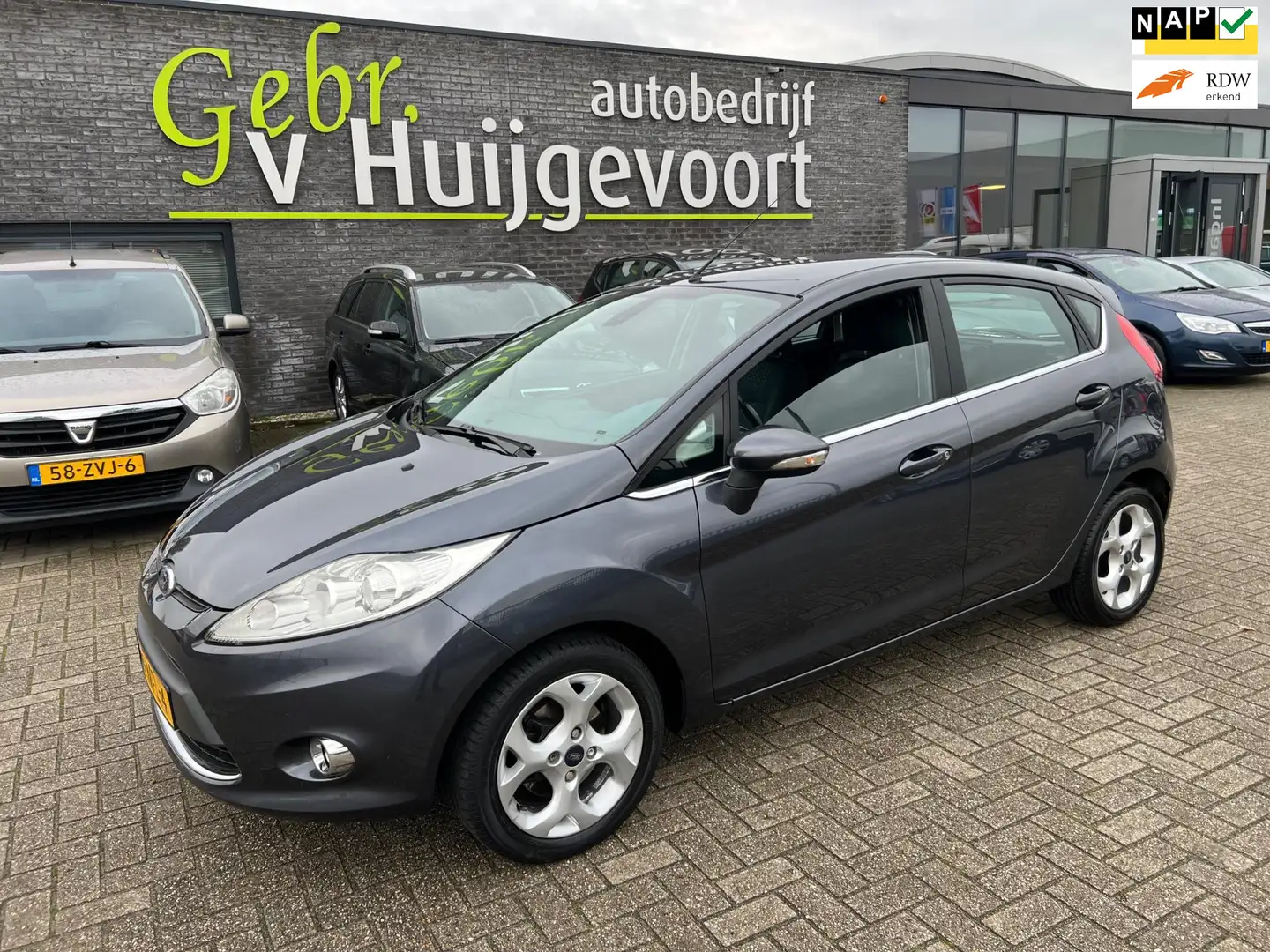 Ford Fiesta 1.25 Titanium Gris - 1