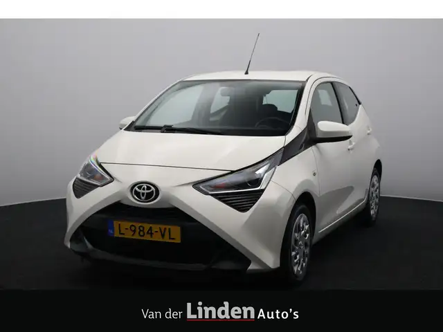 Toyota Aygo 1.0 VVT-i x-play | Navigatie | Camera | DAB | Carp