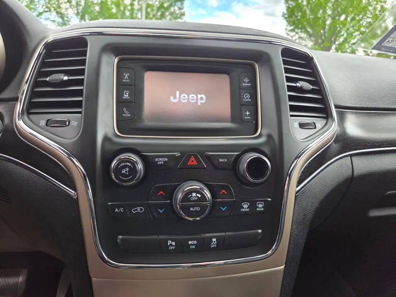 Jeep Grand Cherokee снимка Jeep Grand Cherokee