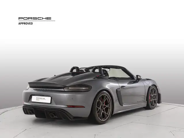 Porsche 718 Spyder view 5