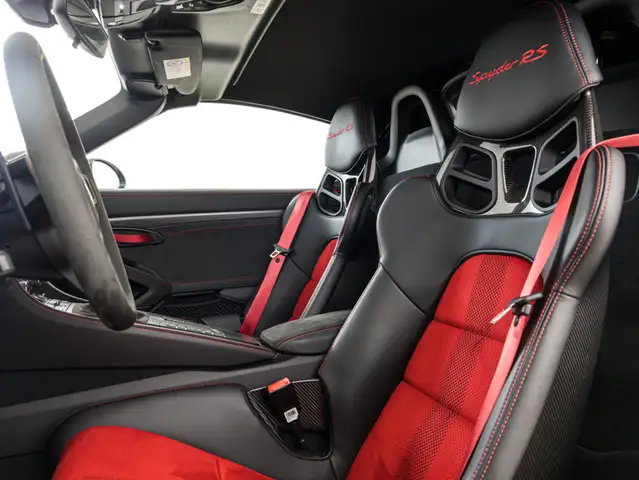 Porsche 718 Spyder view 12