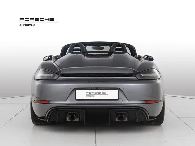 Porsche 718 Spyder view 4