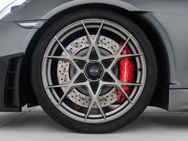 Porsche 718 Spyder view 9