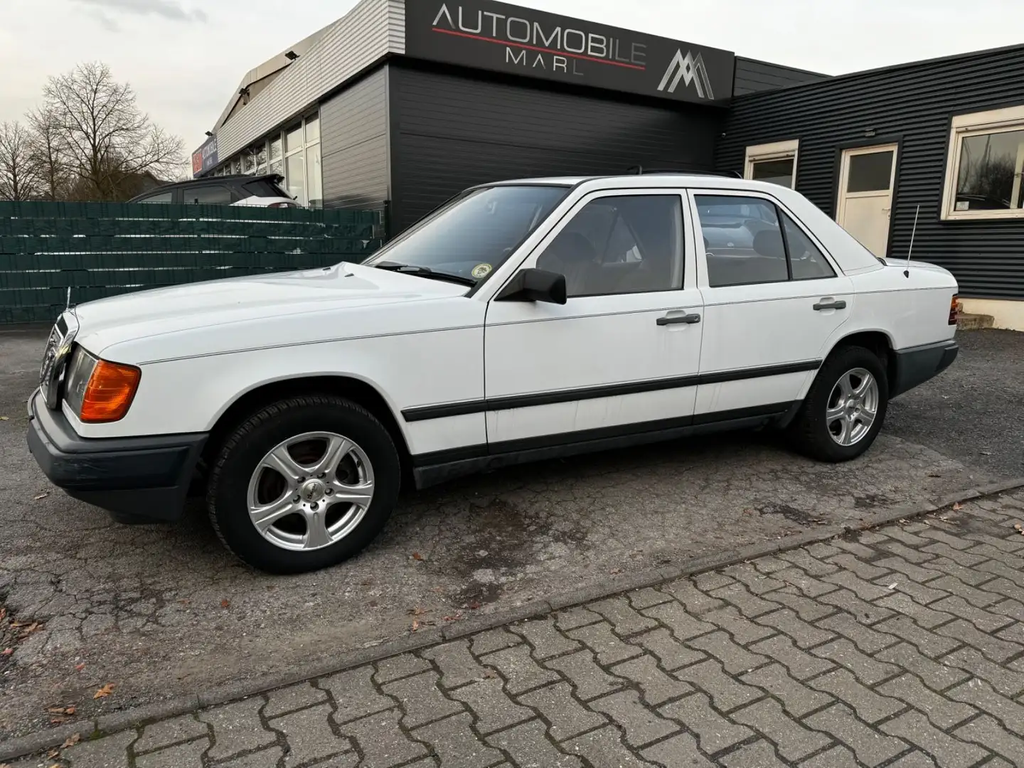 Mercedes-Benz 230 w124 230*AUTOMATIK*SERVO*ZENTRAL*SCHIEBDACH* Bianco - 1