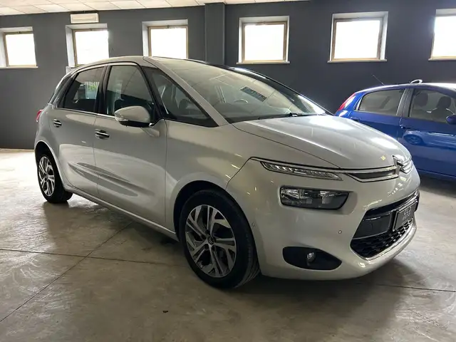 Citroen C4 Picasso view 3