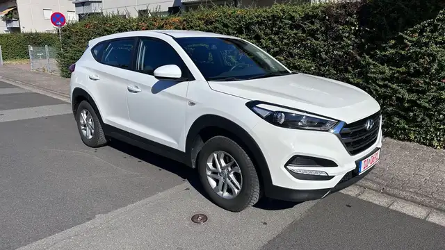 Hyundai TUCSON blue Classic 2WD, AHK, 8 fach bereift