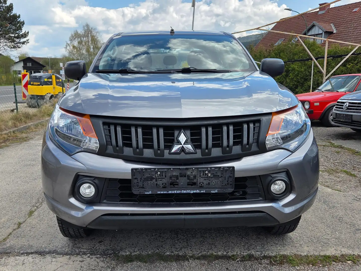 Mitsubishi L200 2.4  4X4  DI-D Grau - 2
