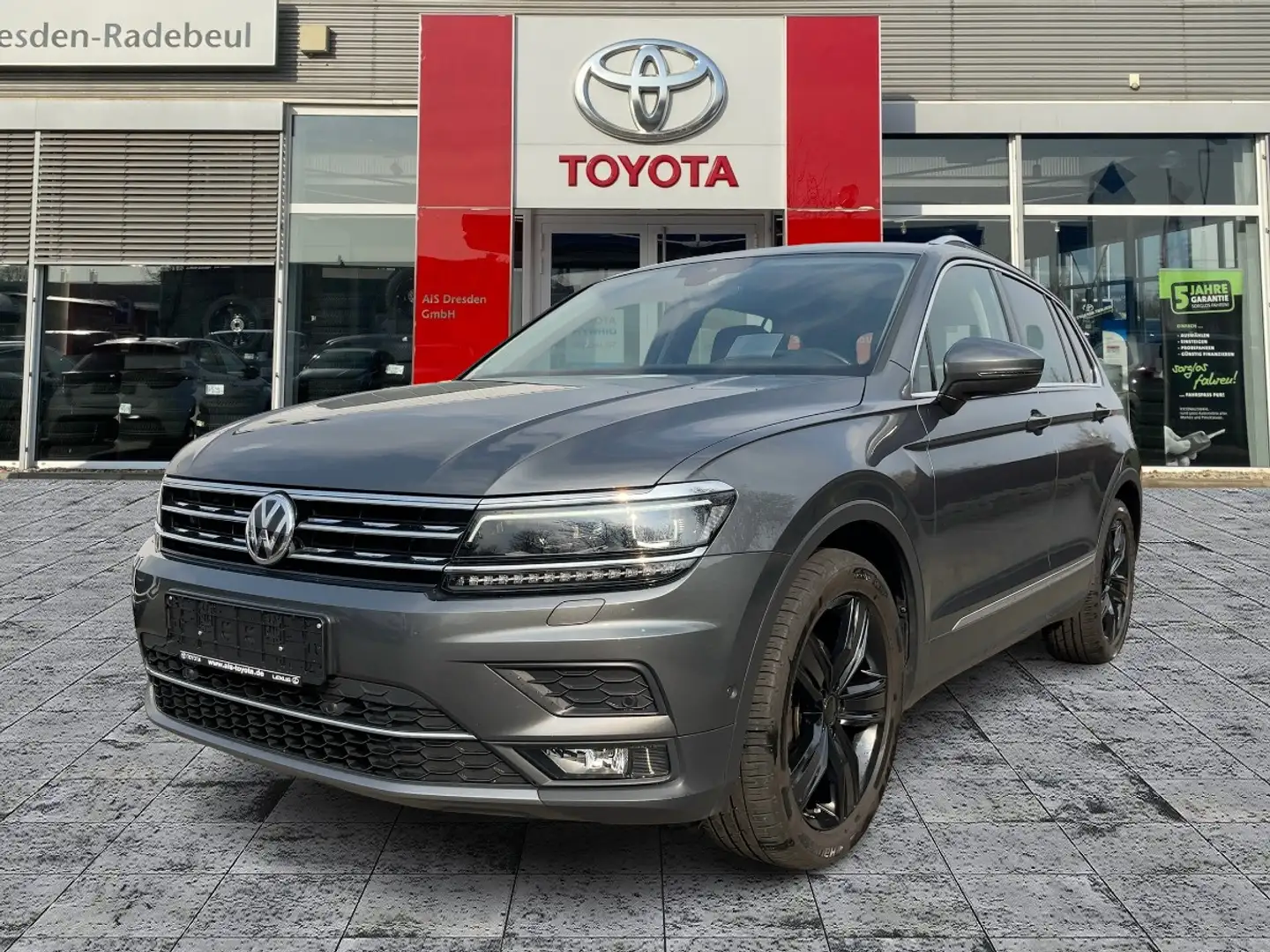 Volkswagen Tiguan 1.5 TSI DSG Highline Navi*HUD*KAM*3xKlima Grijs - 2