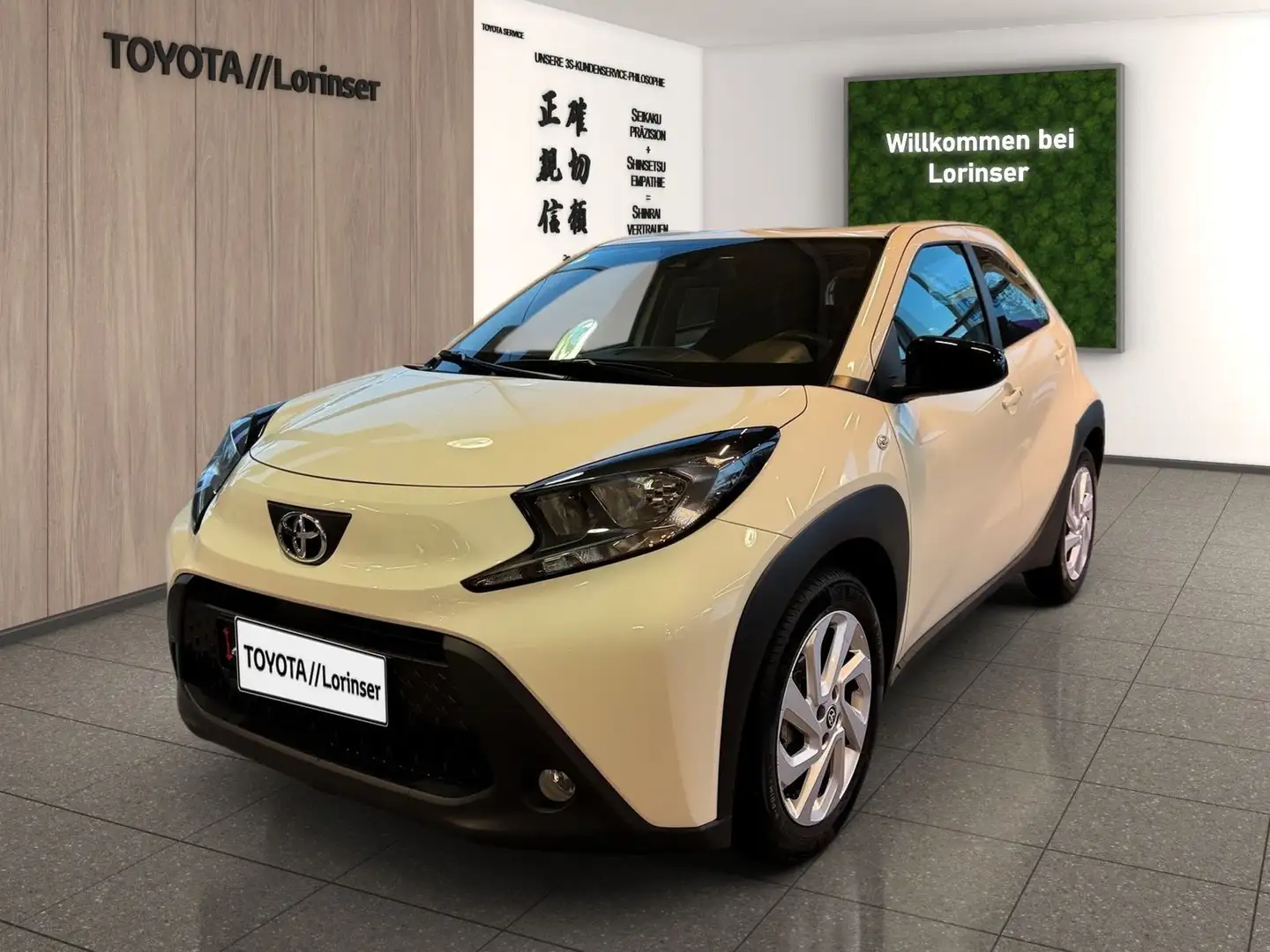 Toyota Aygo 1.0 Play Kam.+KlimaA+PDC+SHZ+ACC+KeyLess Weiß - 1