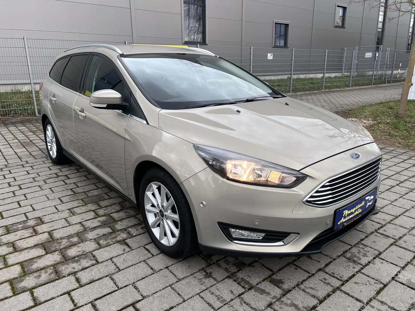 Ford Focus Titanium/2HAND/Anhängerkupplung/parktronik/ Beige - 1