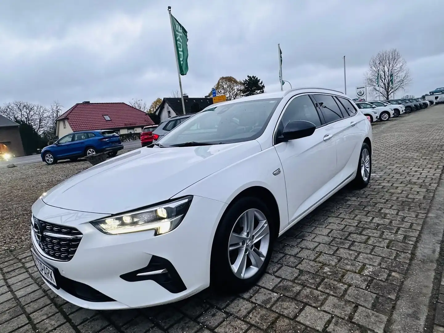 Opel Insignia B Sports Tourer Business-Paket Premium Weiß - 2