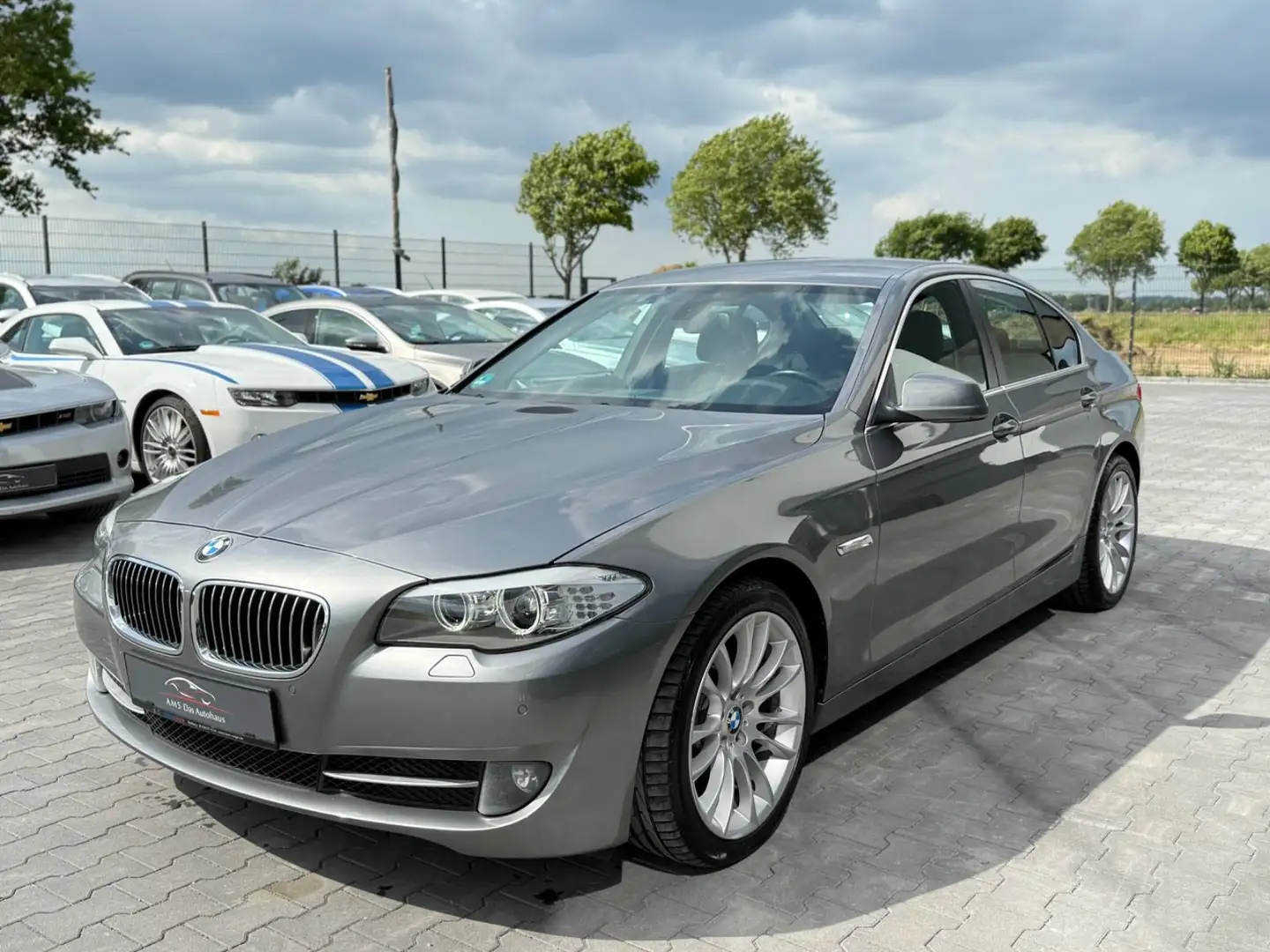 BMW 523 Lim. 523 i Auto. Navi Xenon M Felgen Šedá - 1