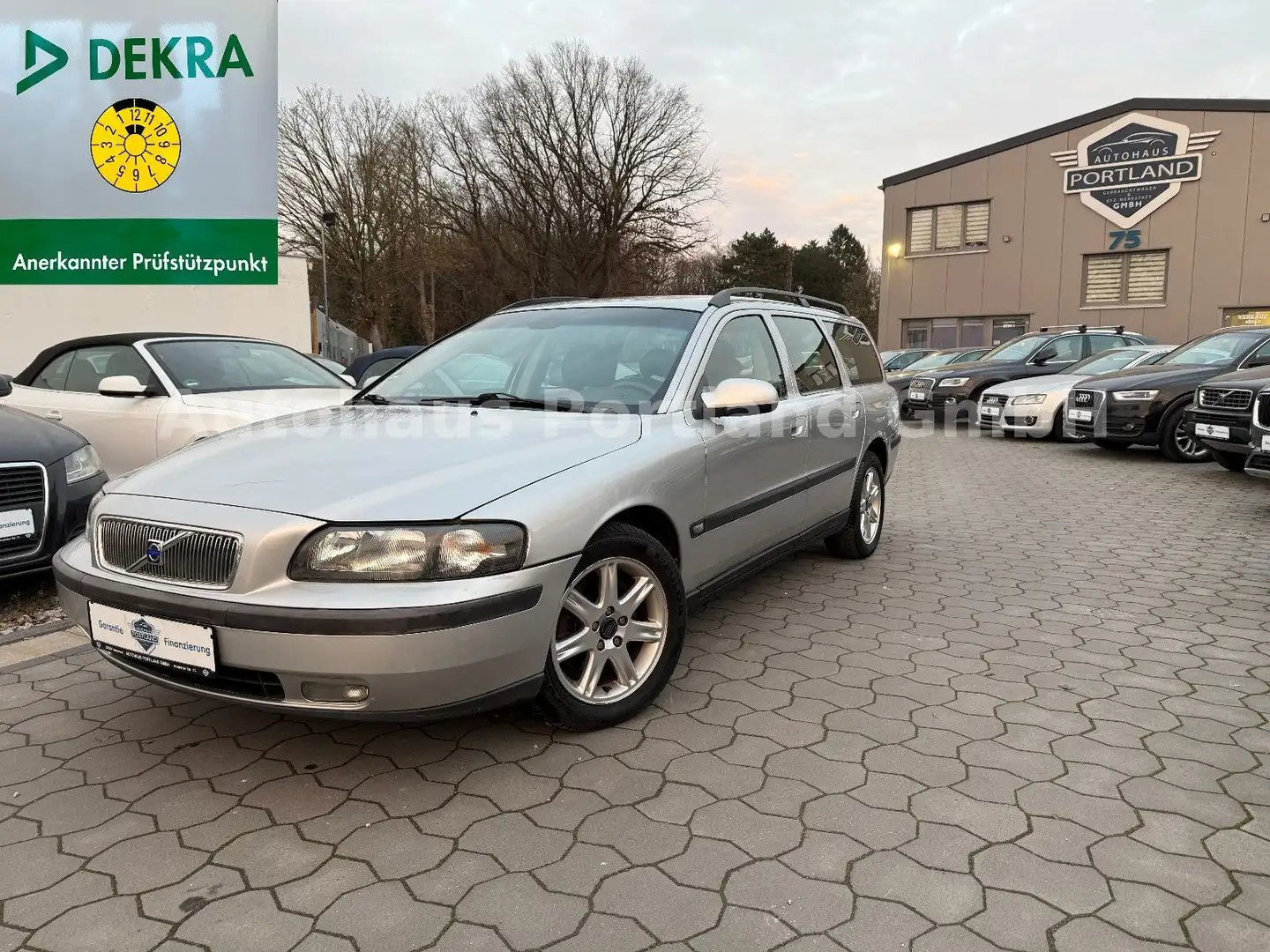 Volvo V70 2.4 Comfort Aut/ZR 23/HU NEU/SHZ/Tempo/Klima Silber - 1