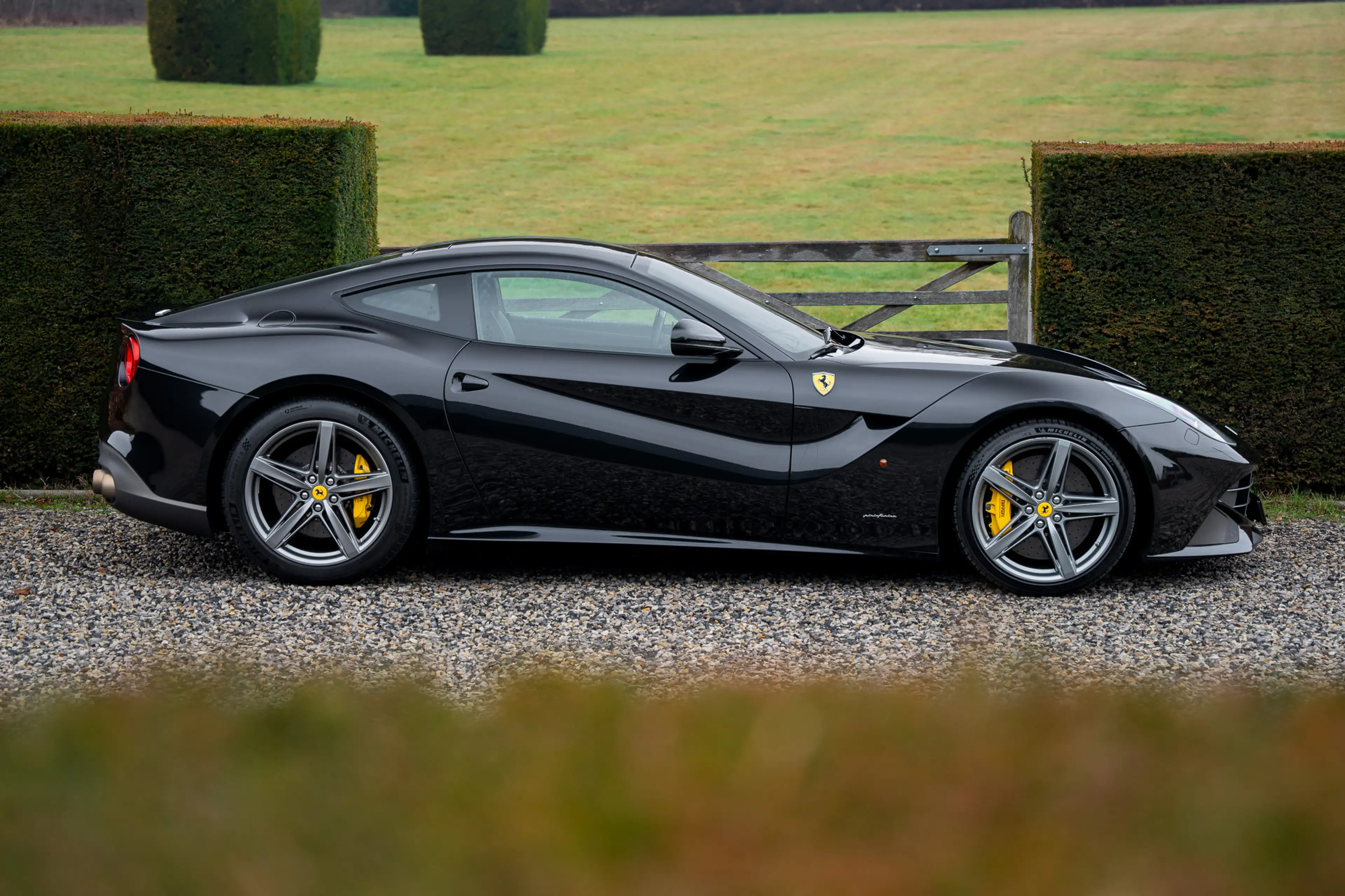 Ferrari F12 Low Mileage / Like New / New Service — photo 8