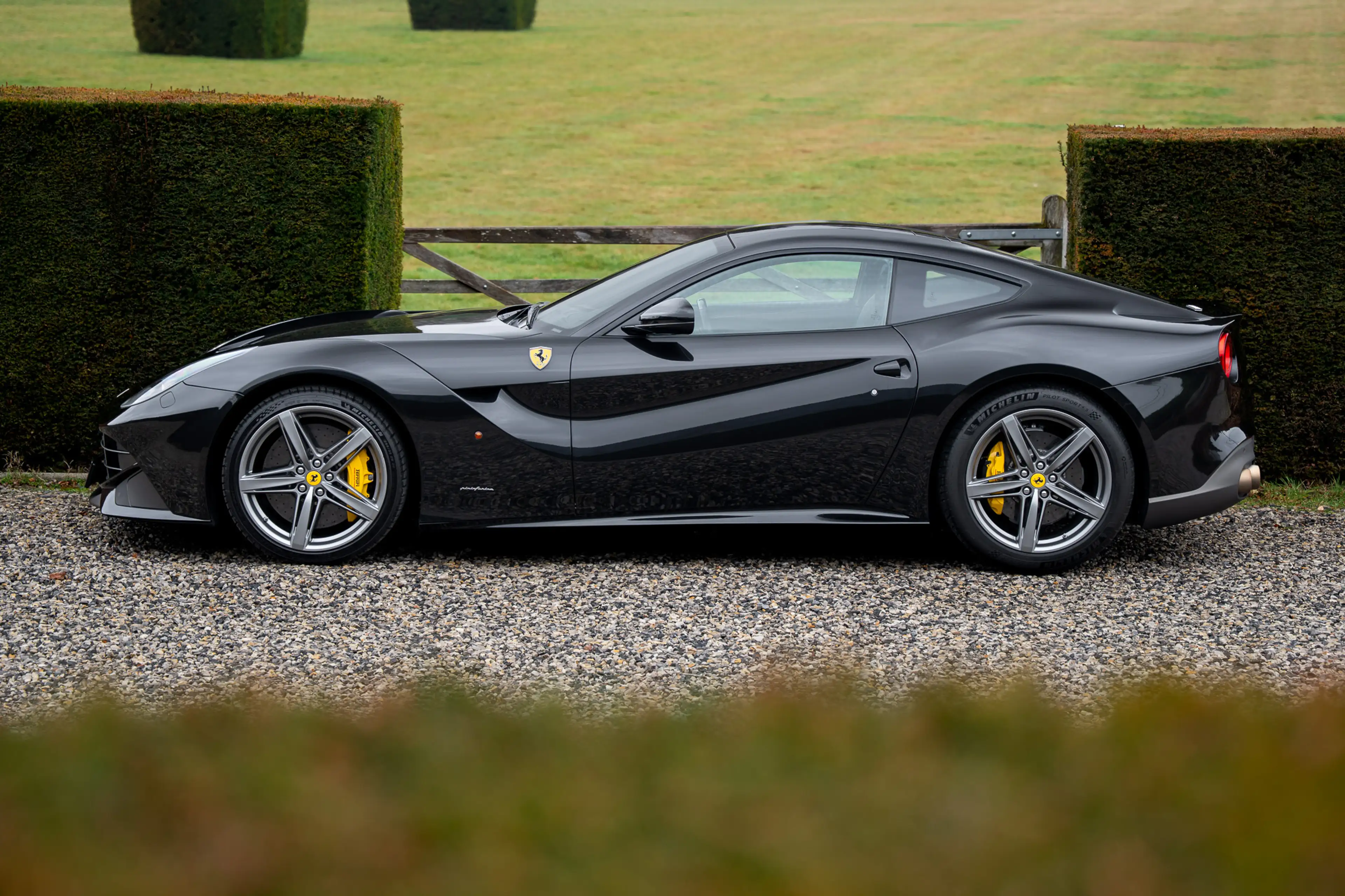 Ferrari F12 Low Mileage / Like New / New Service — photo 7