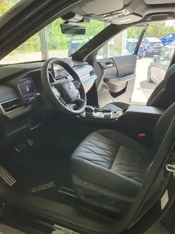 Mitsubishi Outlander view 8