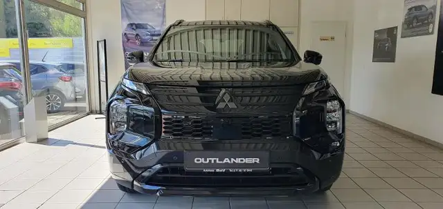 Mitsubishi Outlander view 3