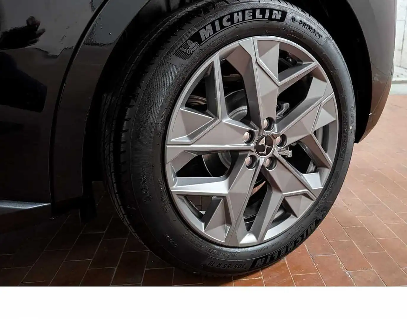 DS Automobiles N°4 Hybrid 145 Pallas Schwarz - 2