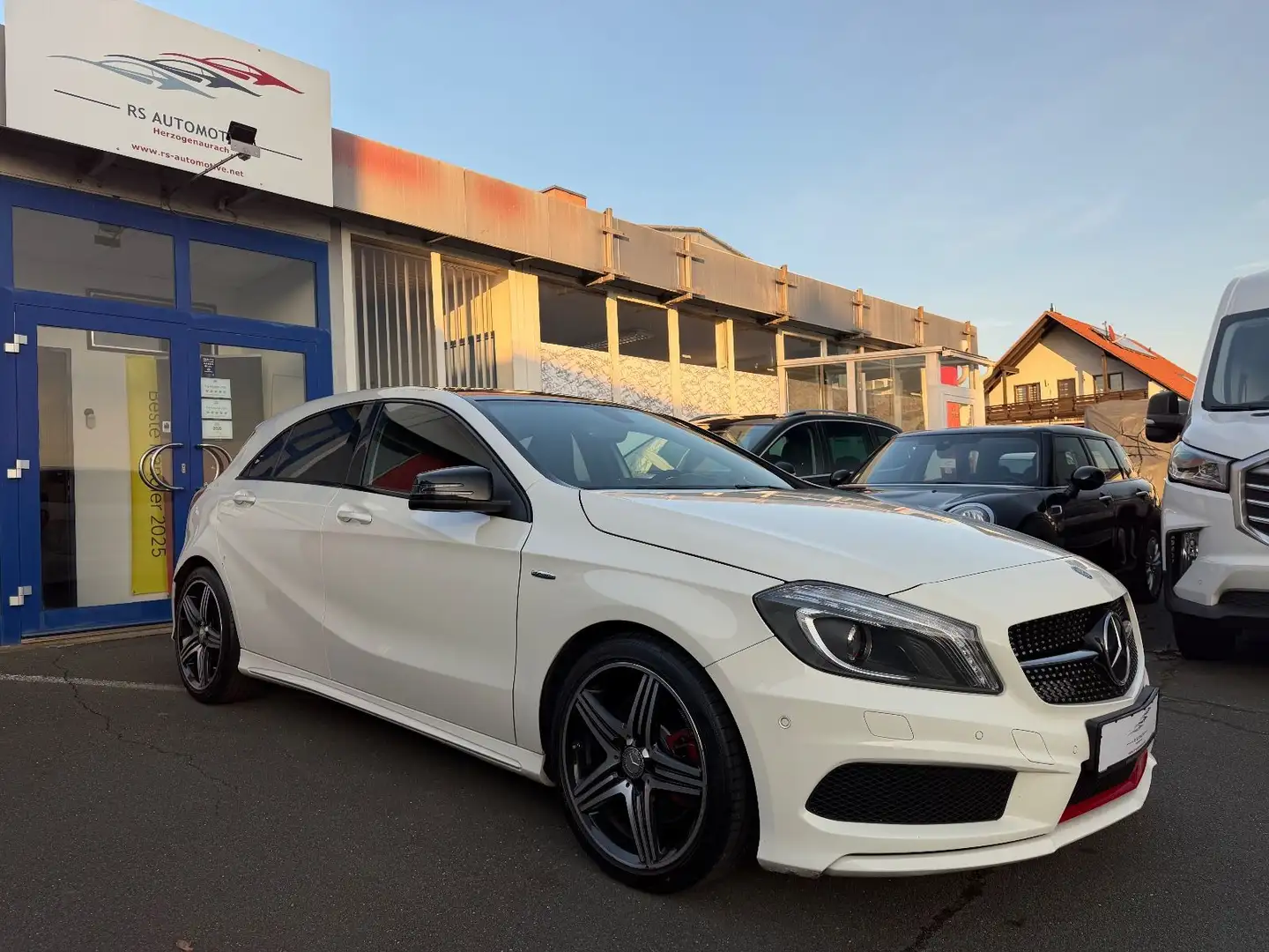 Mercedes-Benz A 250 A250 AMG Sport Autom.*Bi-Xenon*Navi*Pano*VOLL* Weiß - 2