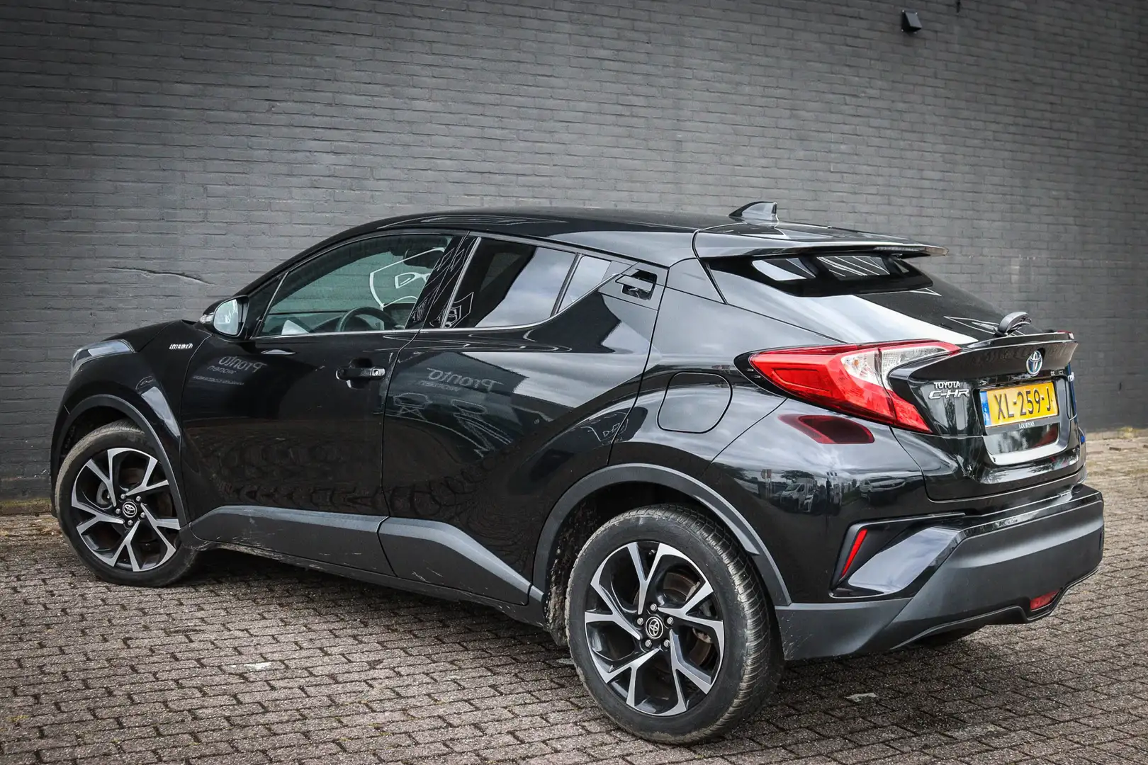 Toyota C-HR 1.8 Hybrid Dynamic Nieuw binnen, wordt nog showroo Zwart - 2