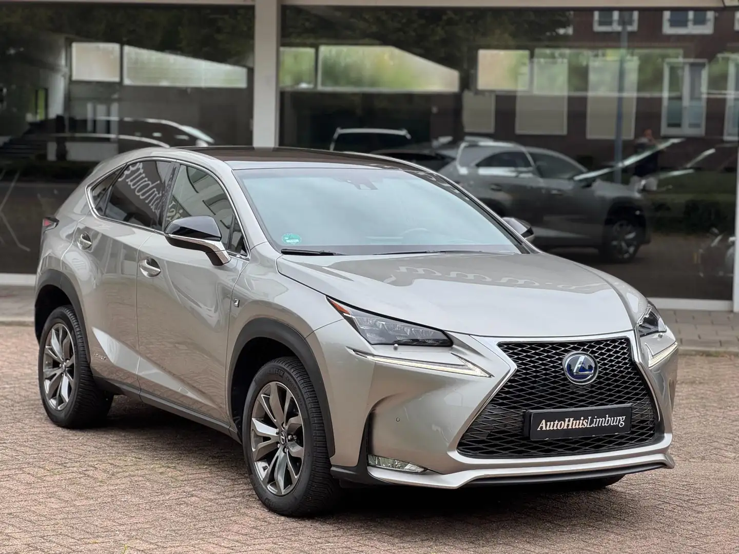 Lexus NX 300h AWD F Sport Line||Pano|Camera|Leer|Sublieme staat Grijs - 2