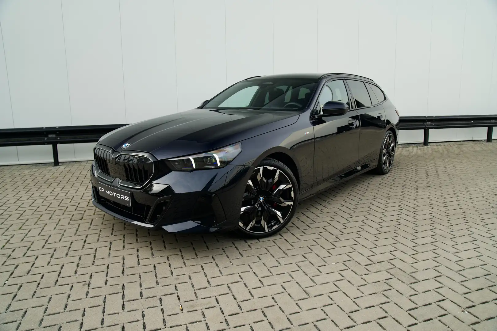 BMW 520 I TOURING | M SPORT PRO | PANO | B&W | TREKHAAK Schwarz - 1