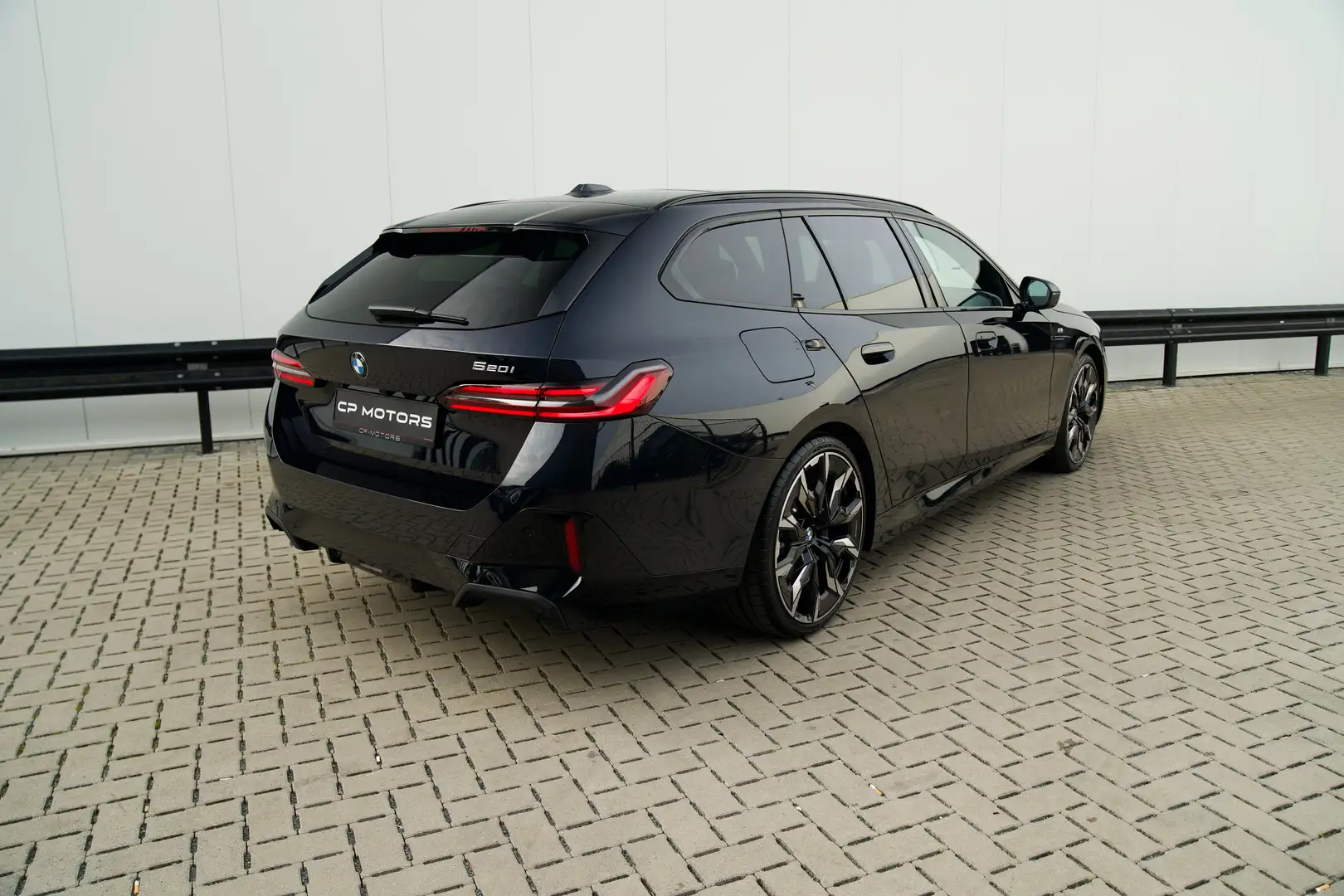 BMW 520 I TOURING | M SPORT PRO | PANO | B&W | TREKHAAK Schwarz - 2