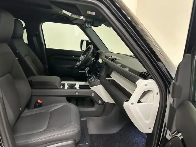 Land Rover Defender view 3