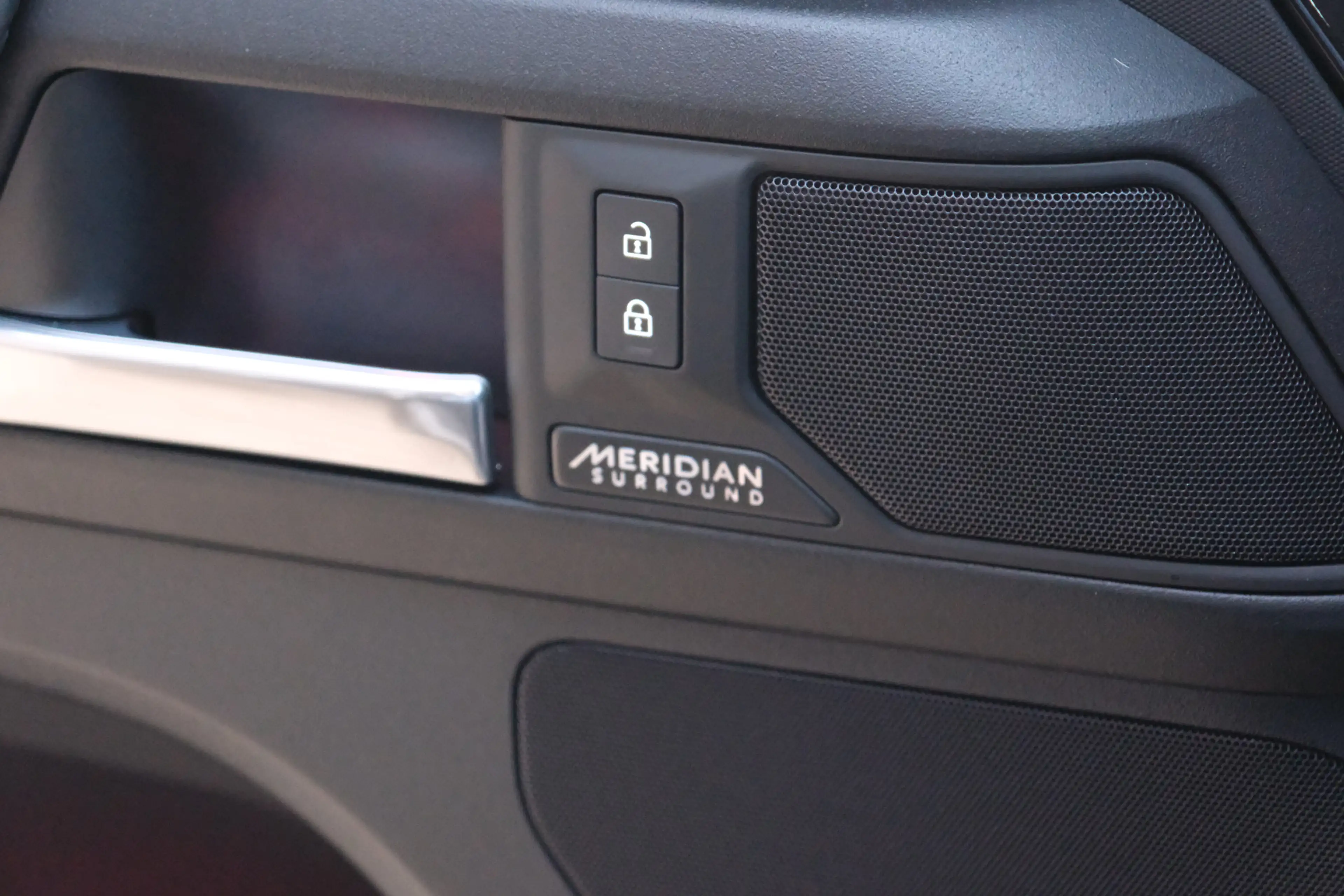 Land Rover Defender 110 2.0 P300e 110 X-Dynamic HSE | HNP € 131673,- | — photo 30