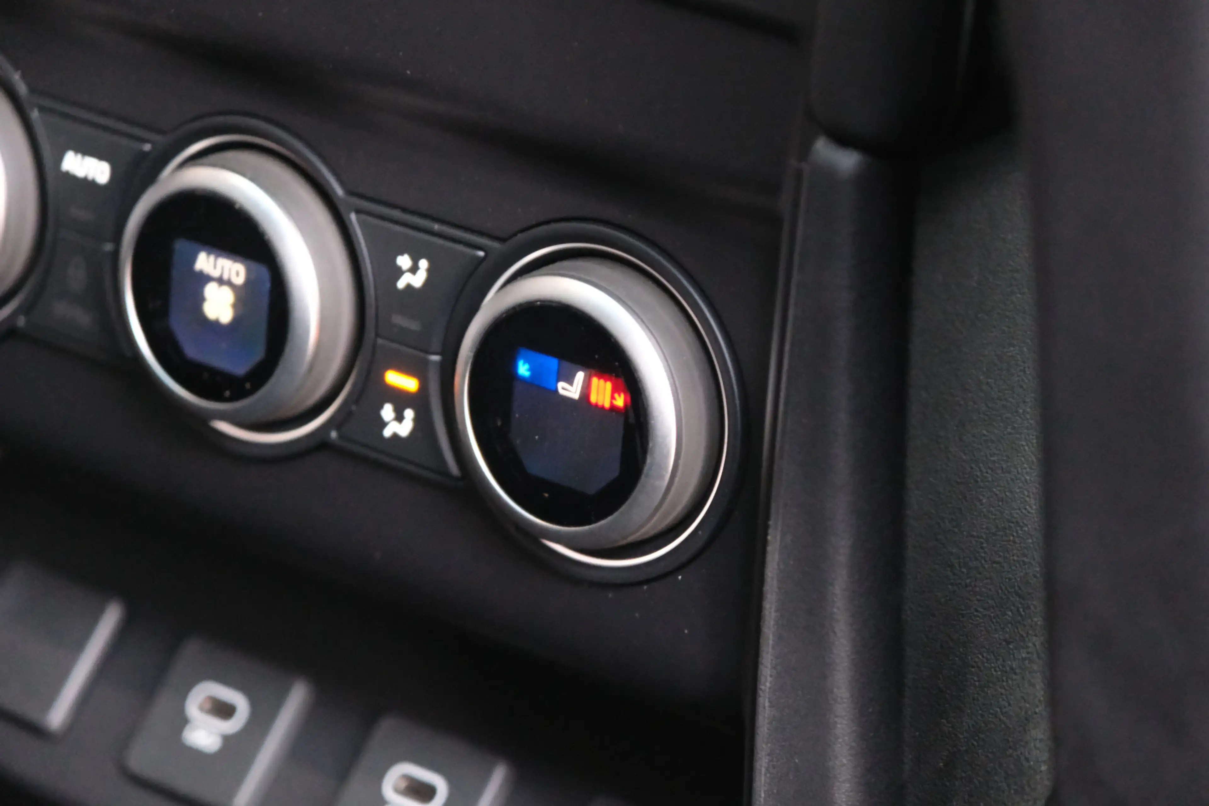Land Rover Defender 110 2.0 P300e 110 X-Dynamic HSE | HNP € 131673,- | — photo 43