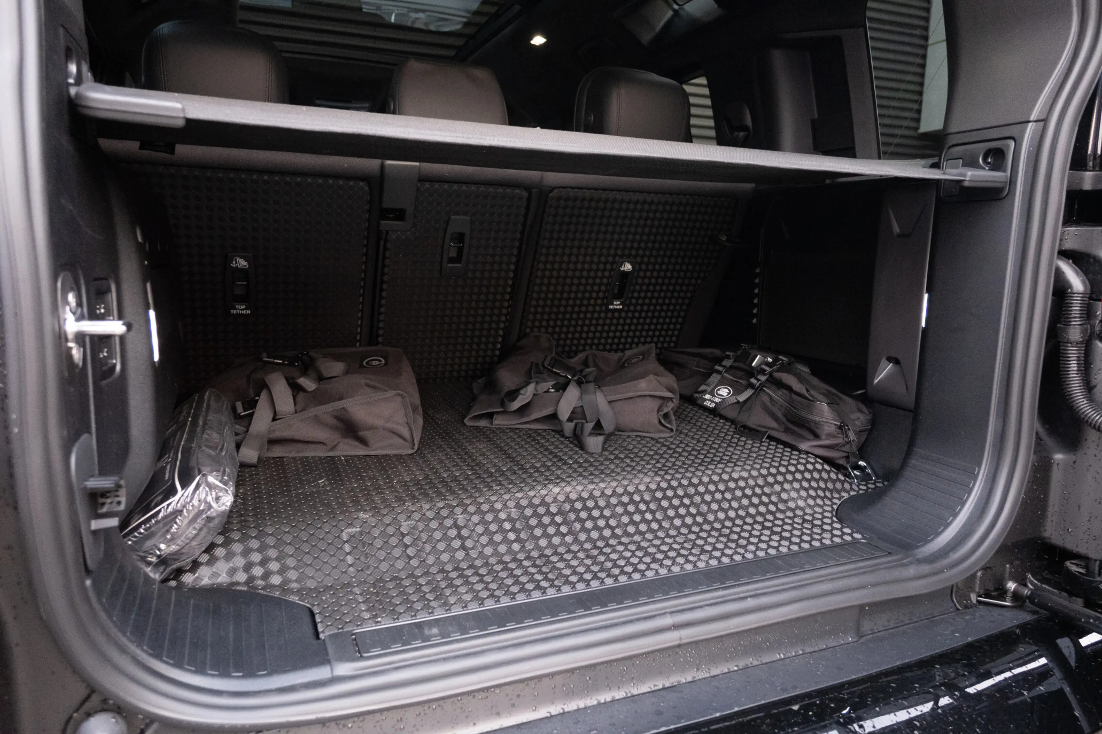 Land Rover Defender 110 2.0 P300e 110 X-Dynamic HSE | HNP € 131673,- | — photo 13