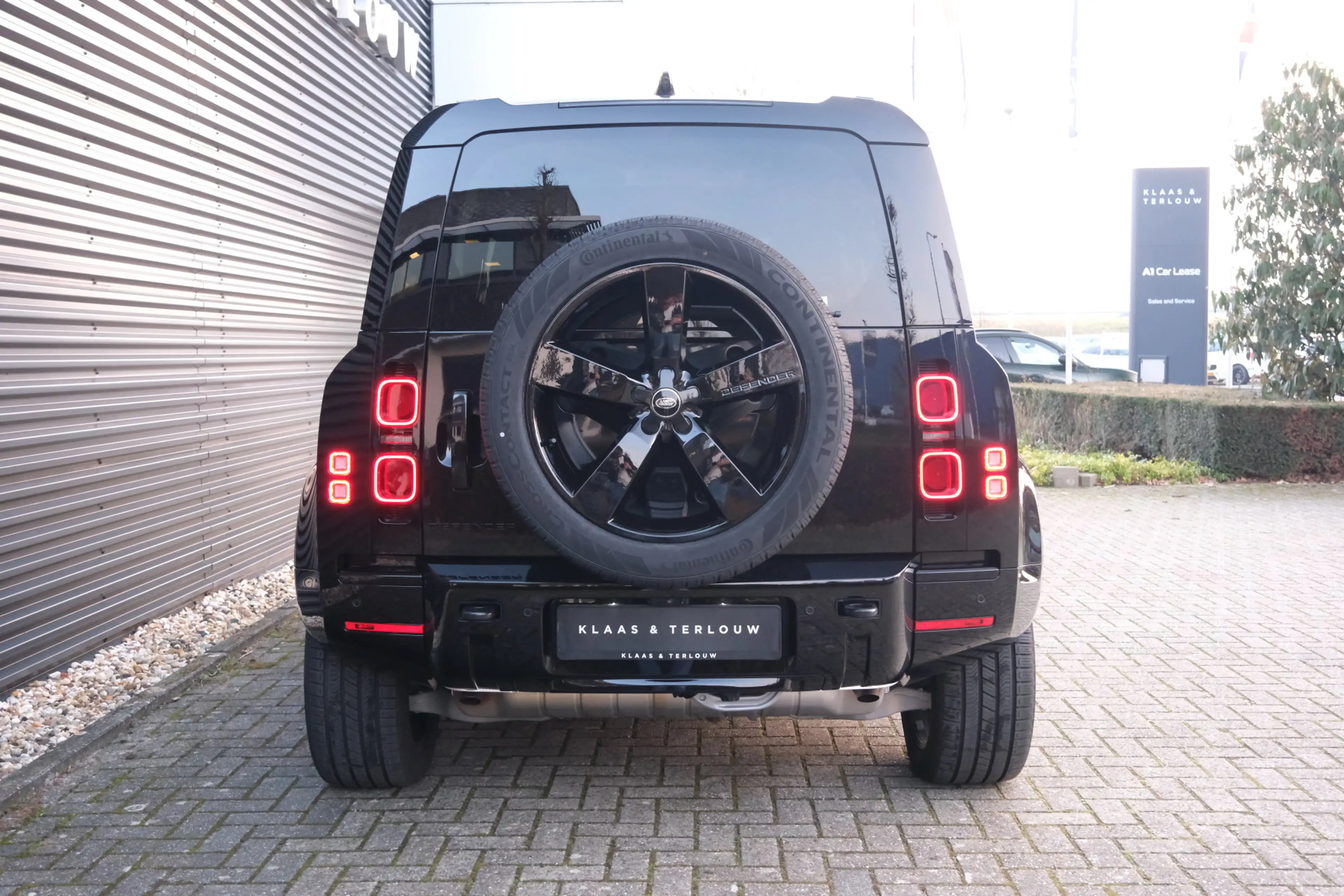 Land Rover Defender 110 2.0 P300e 110 X-Dynamic HSE | HNP € 131673,- | — photo 35