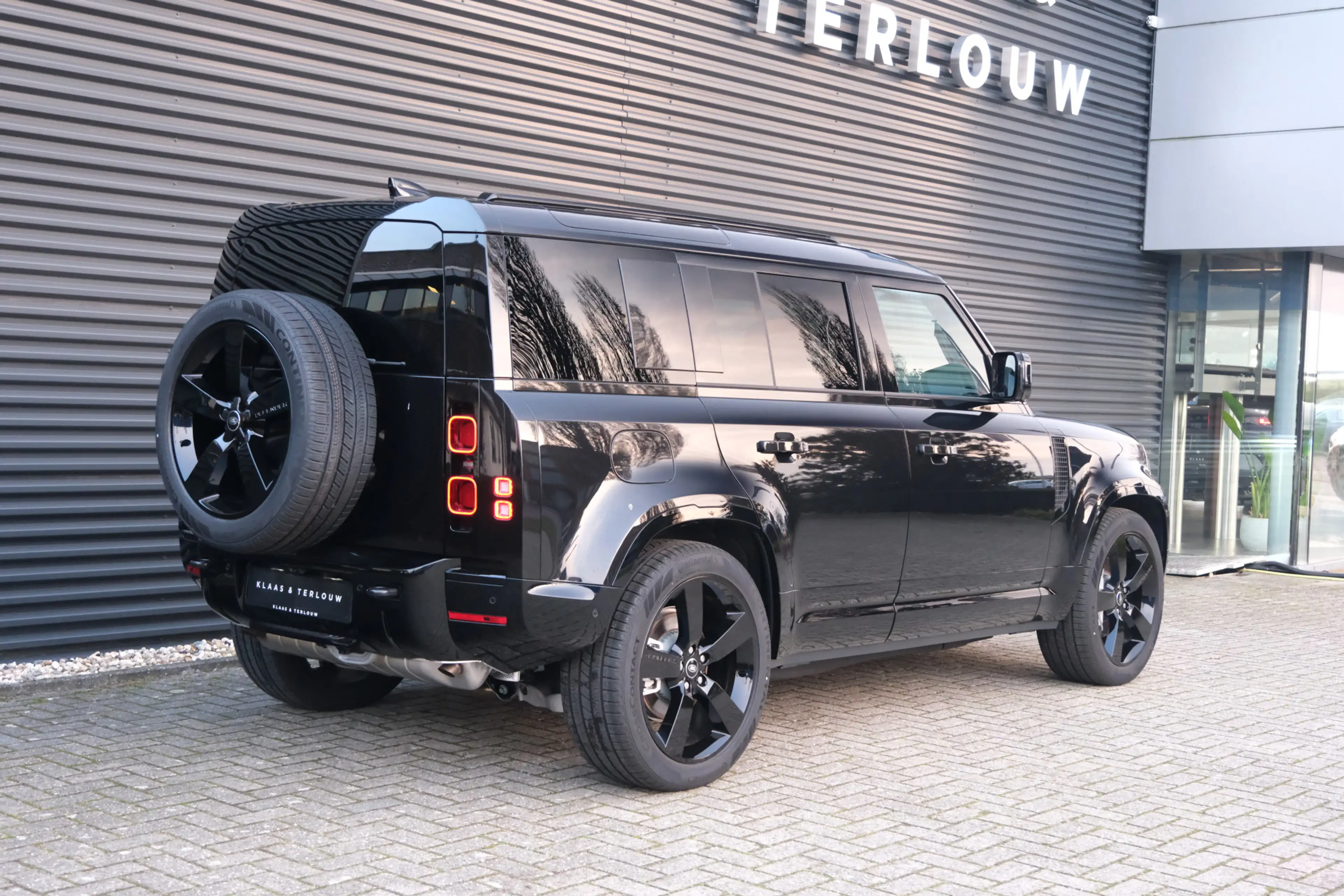 Land Rover Defender 110 2.0 P300e 110 X-Dynamic HSE | HNP € 131673,- | — photo 36