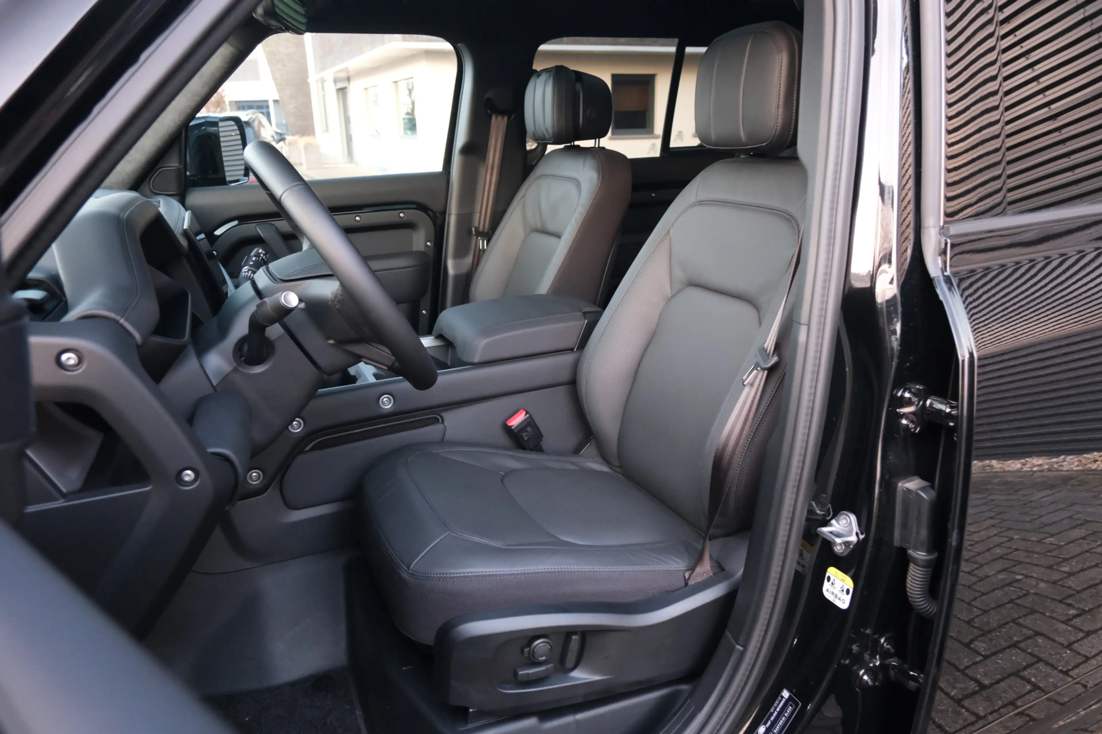 Land Rover Defender 110 2.0 P300e 110 X-Dynamic HSE | HNP € 131673,- | — photo 6