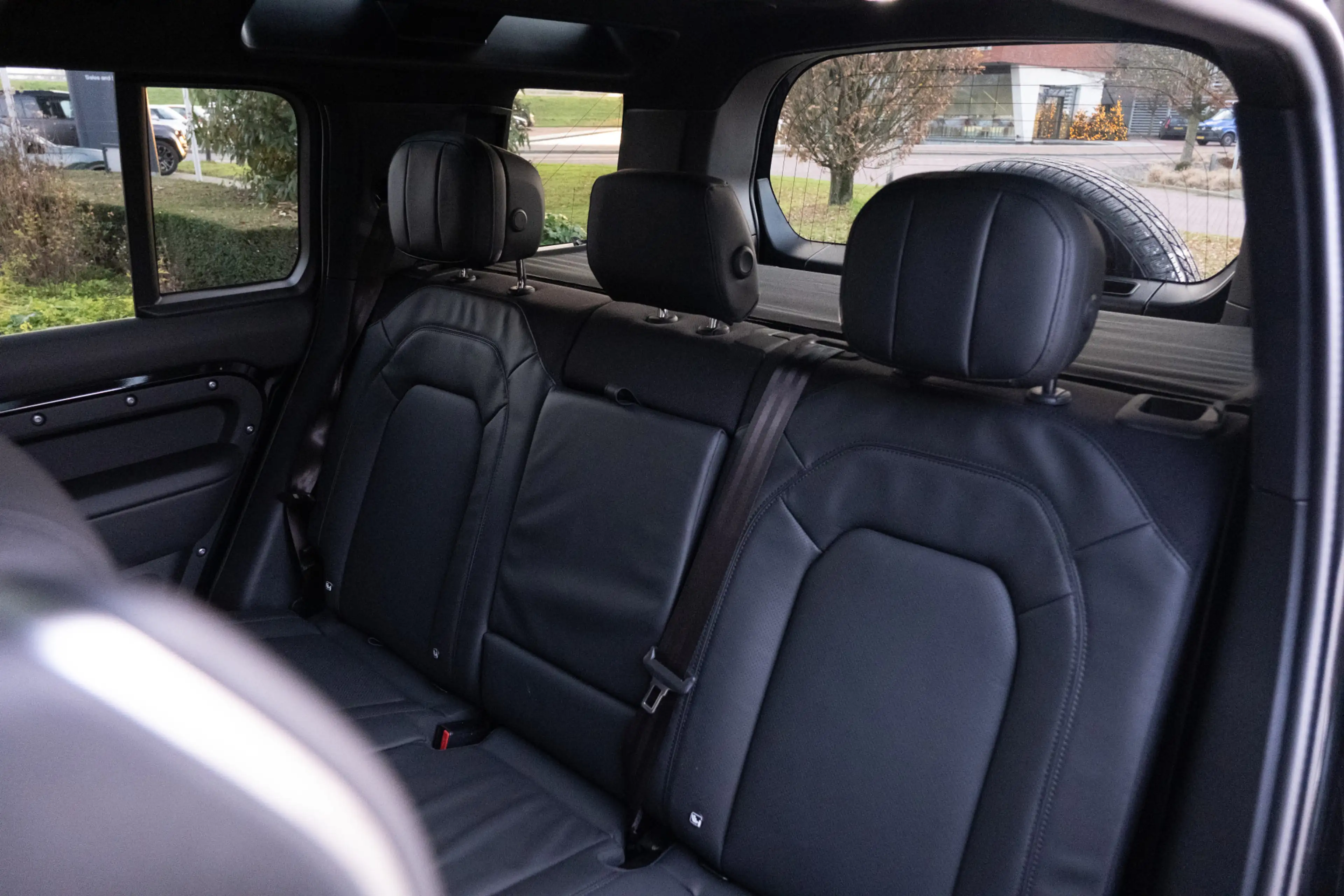Land Rover Defender 110 2.0 P300e 110 X-Dynamic HSE | HNP € 131673,- | — photo 12