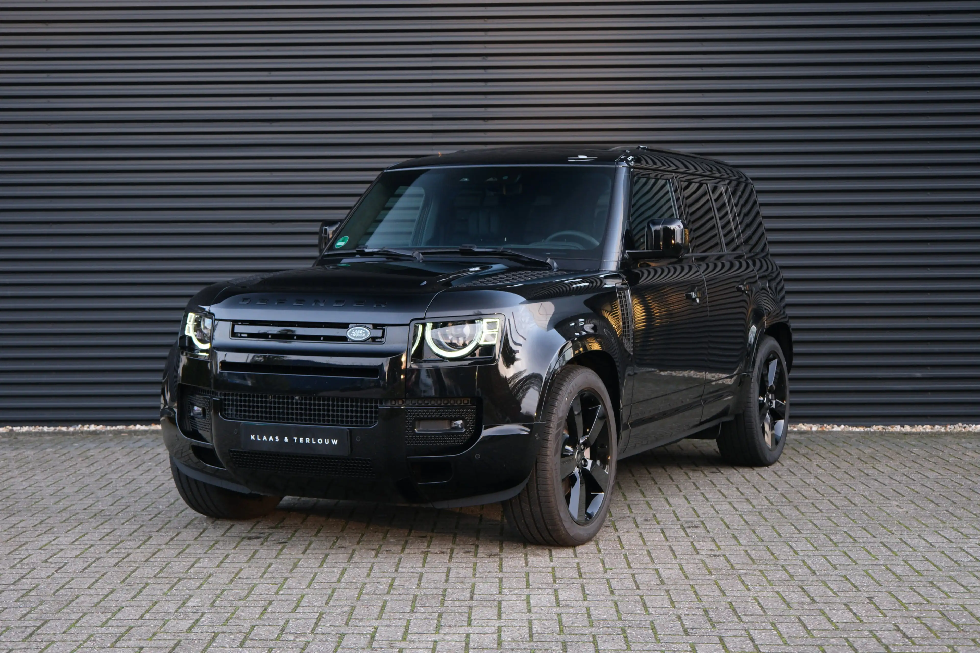 Land Rover Defender 110 2.0 P300e 110 X-Dynamic HSE | HNP € 131673,- | — photo 3