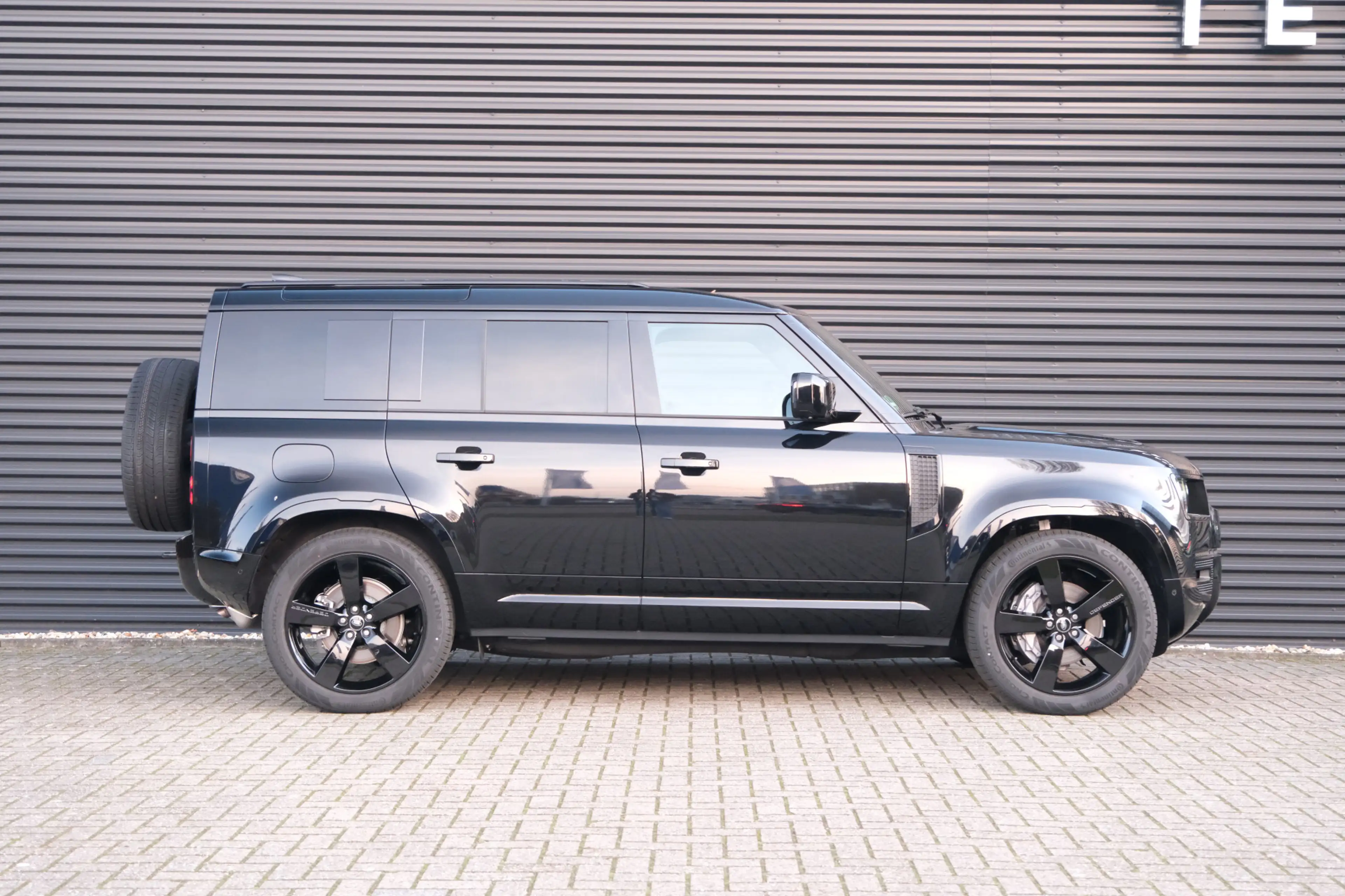 Land Rover Defender 110 2.0 P300e 110 X-Dynamic HSE | HNP € 131673,- | — photo 37