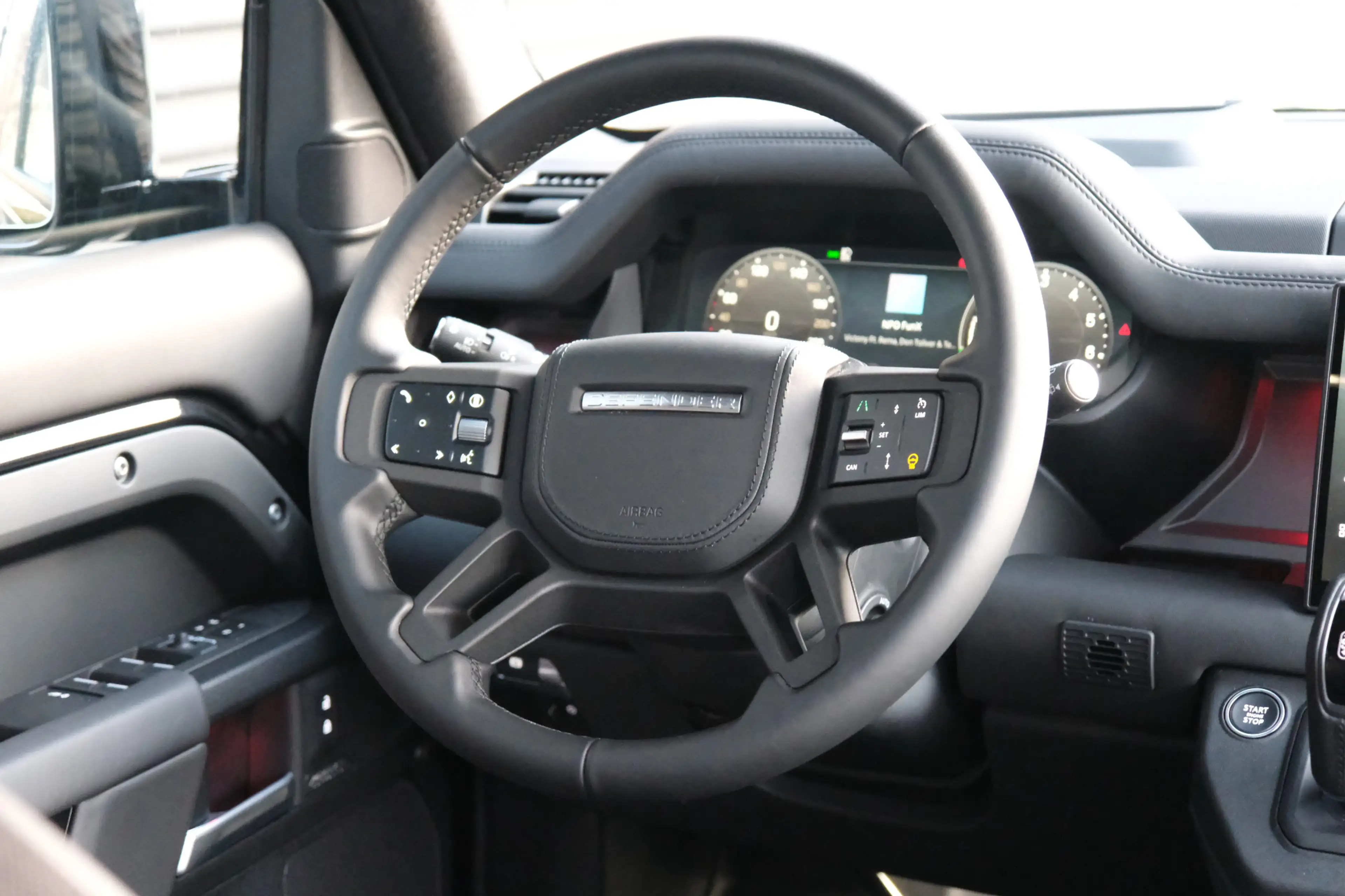 Land Rover Defender 110 2.0 P300e 110 X-Dynamic HSE | HNP € 131673,- | — photo 46